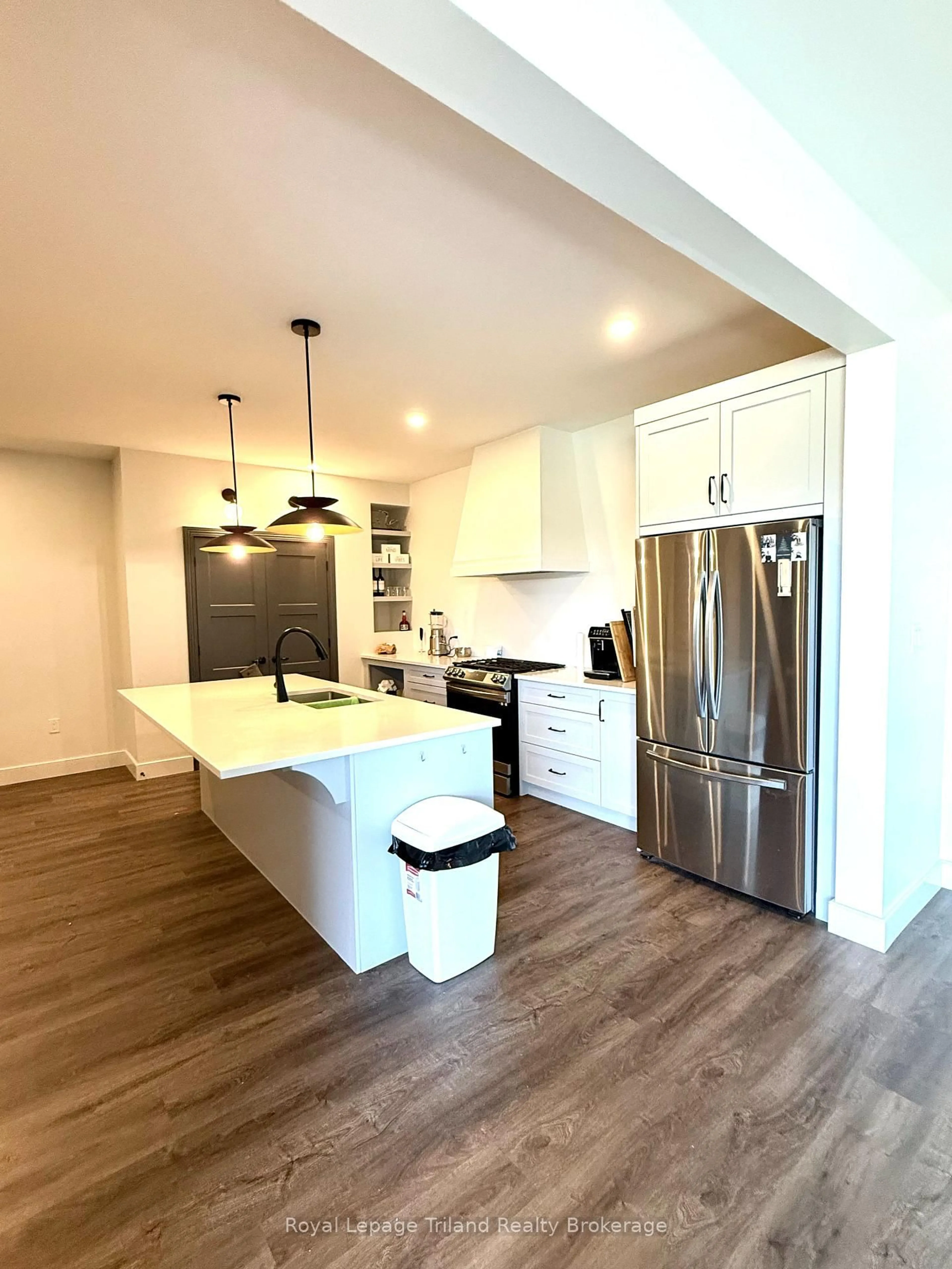 Open concept kitchen, wood/laminate floor for 75 Trailview Dr, Tillsonburg Ontario N4G 0K1
