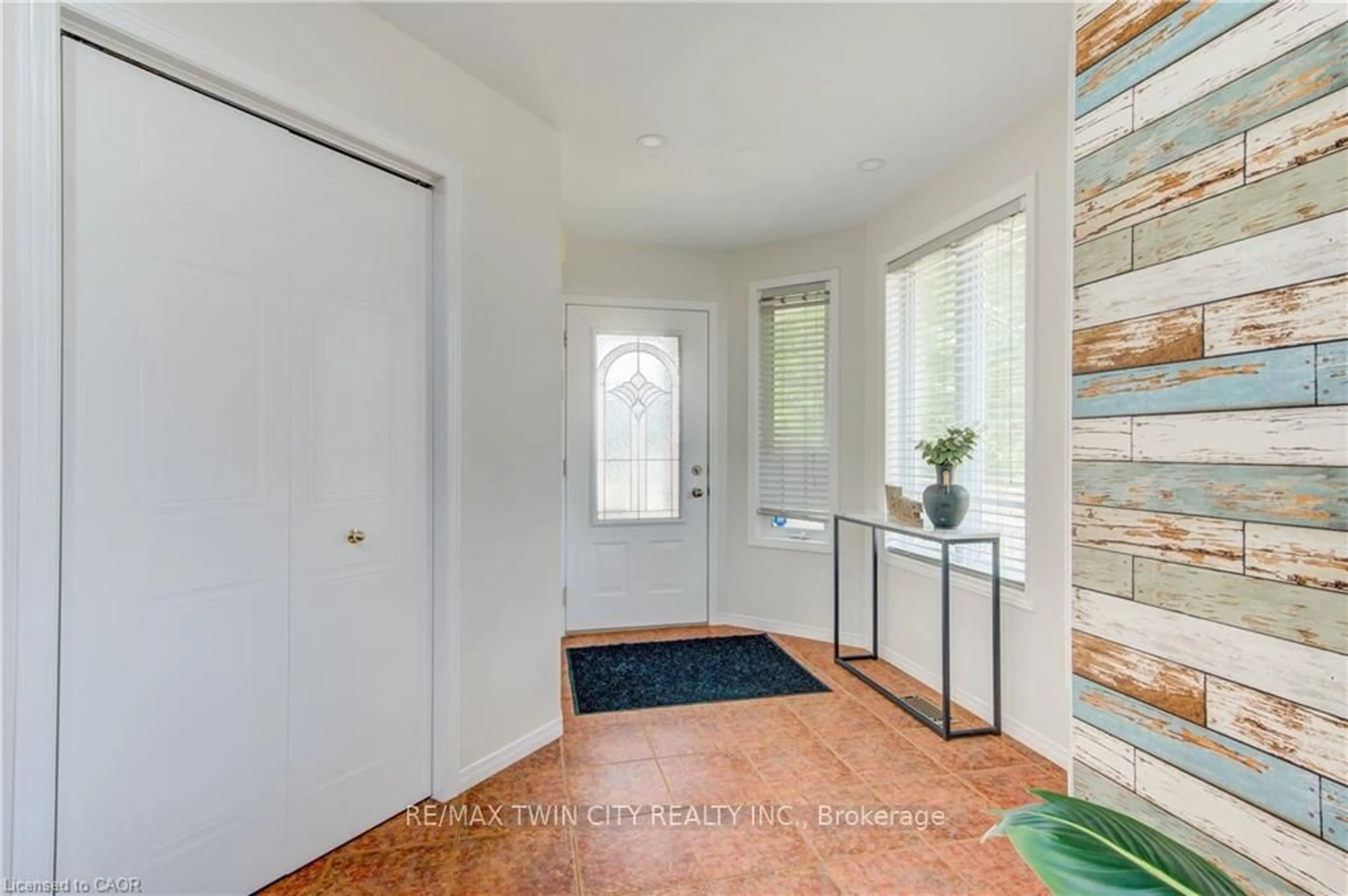 Indoor entryway for 15 CHESTER Dr, Cambridge Ontario N1T 2C4