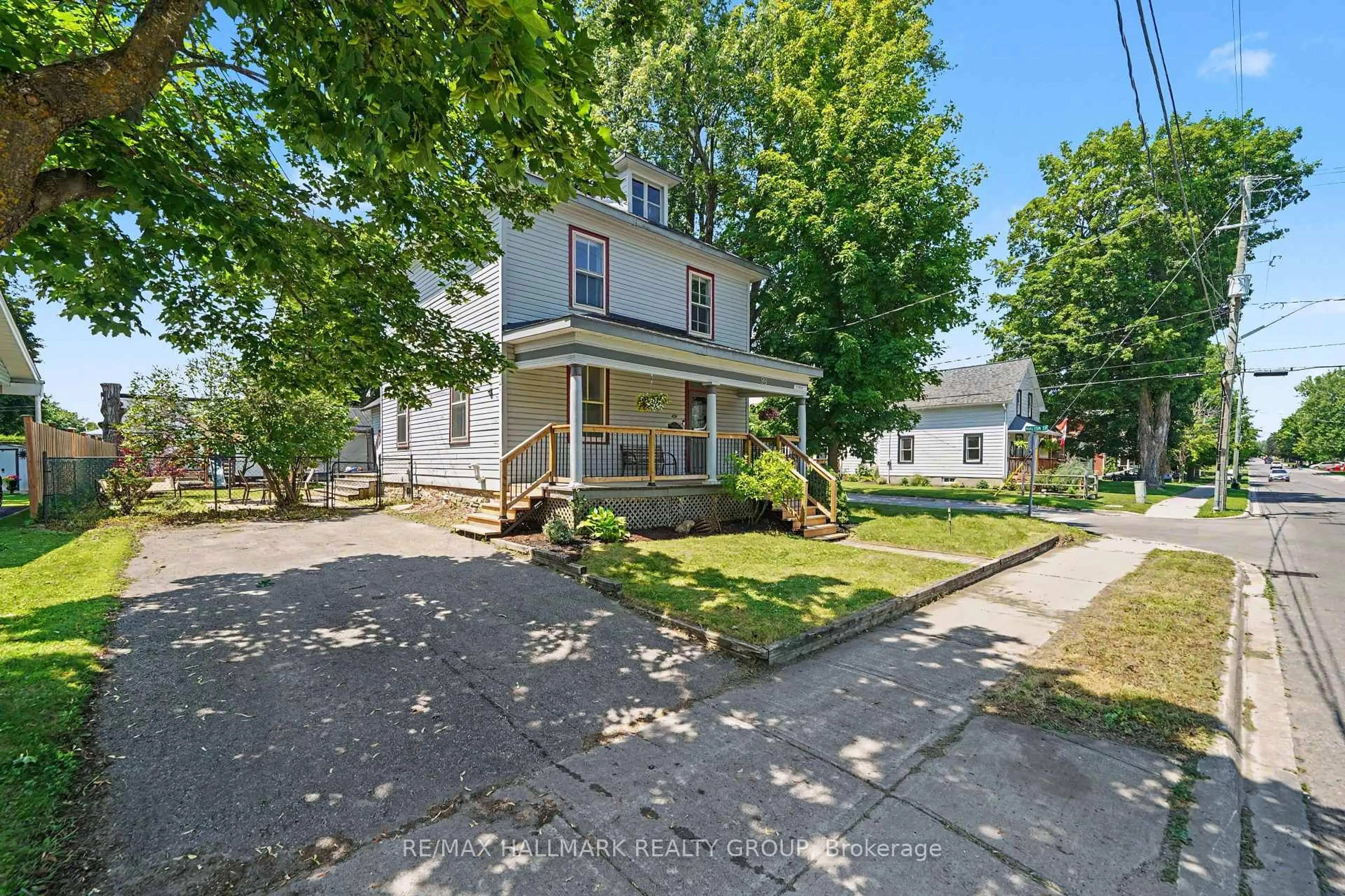 A pic from outside/outdoor area/front of a property/back of a property/a pic from drone, street for 98 Drummond St, Perth Ontario K7H 1H1