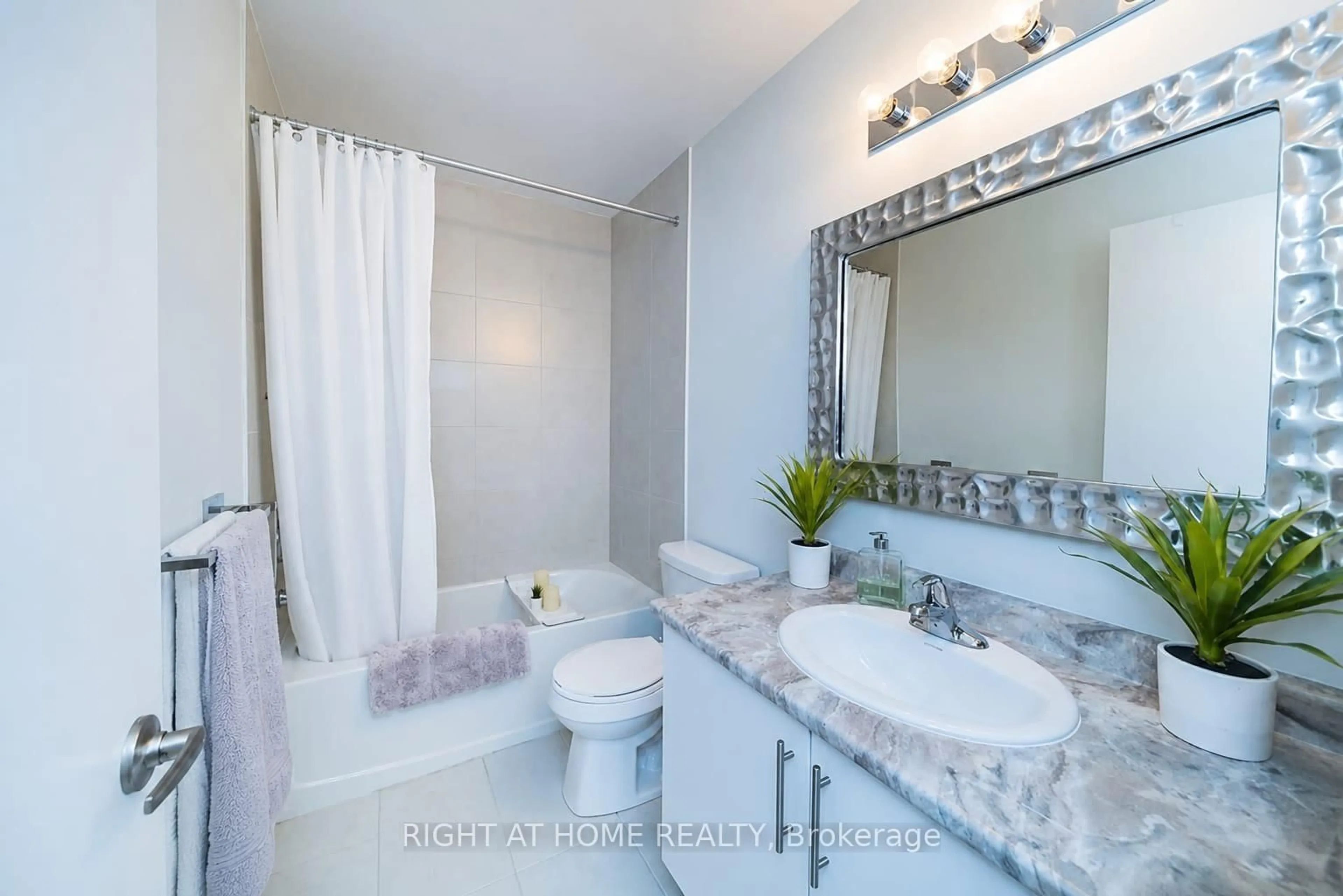 Standard bathroom, ceramic/tile floor for 590 North Service Rd #15, Hamilton Ontario L8E 0K5