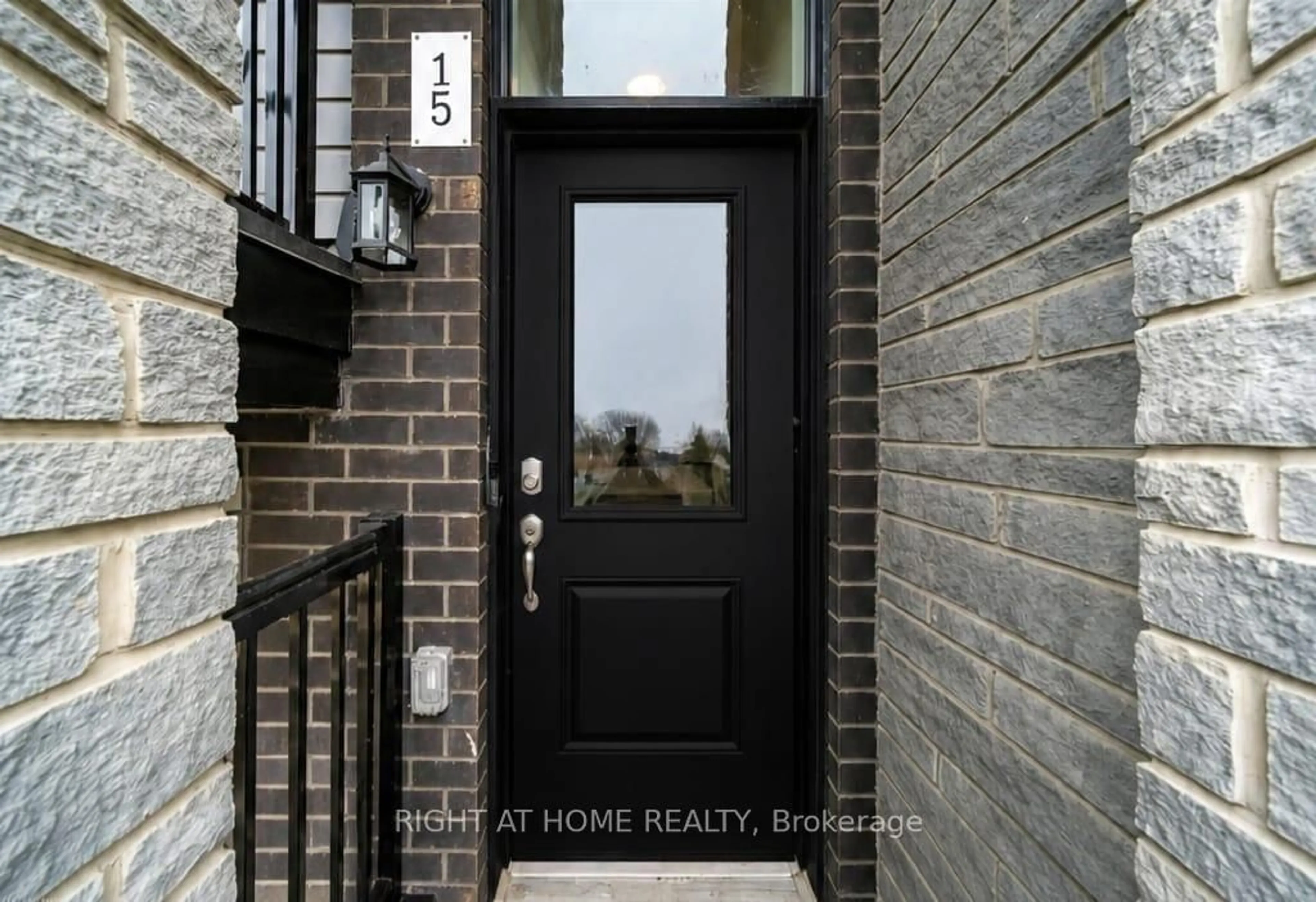 Indoor entryway for 590 North Service Rd #15, Hamilton Ontario L8E 0K5