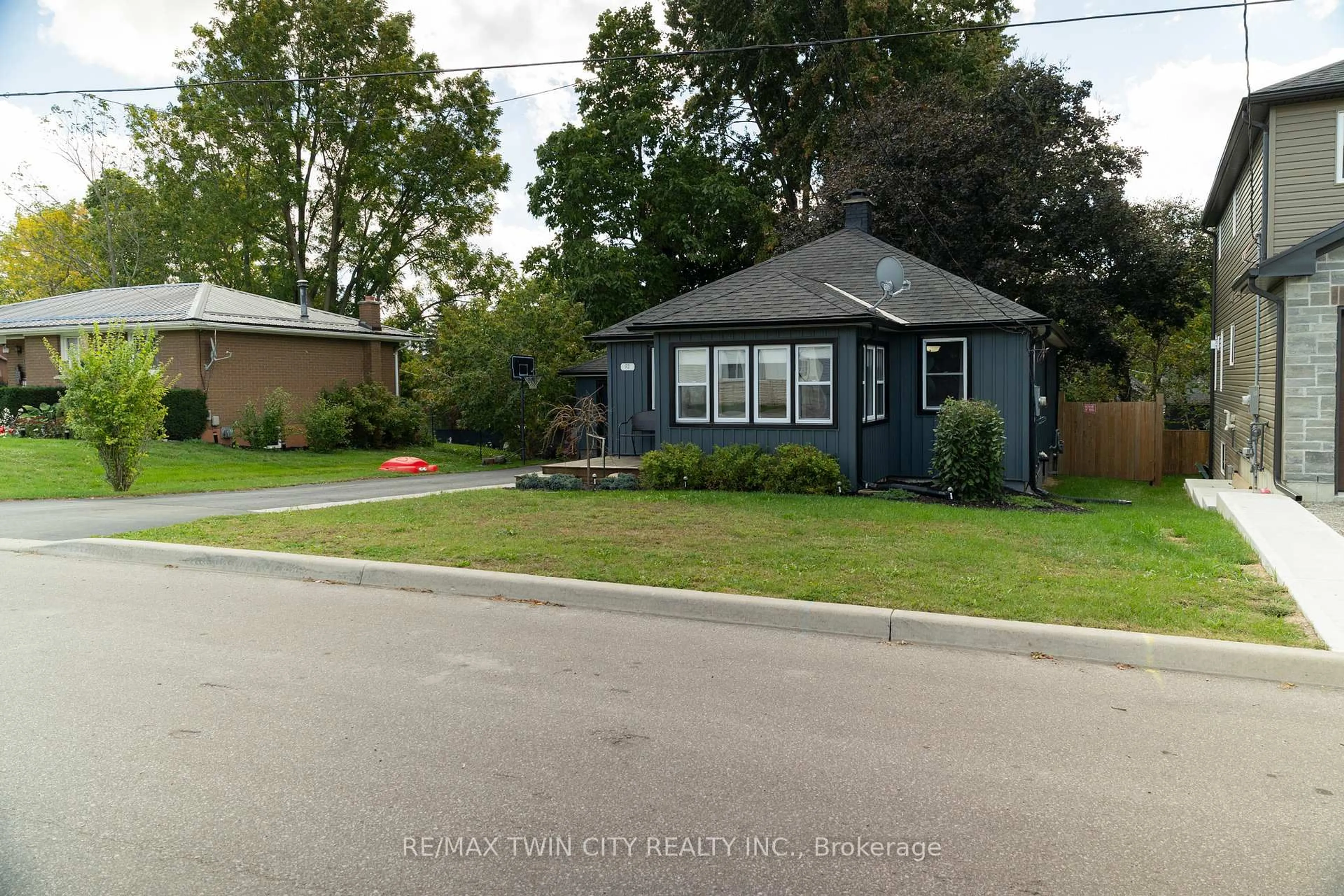 Unknown for 92 SOVEREIGN St, Norfolk Ontario N0E 1Y0