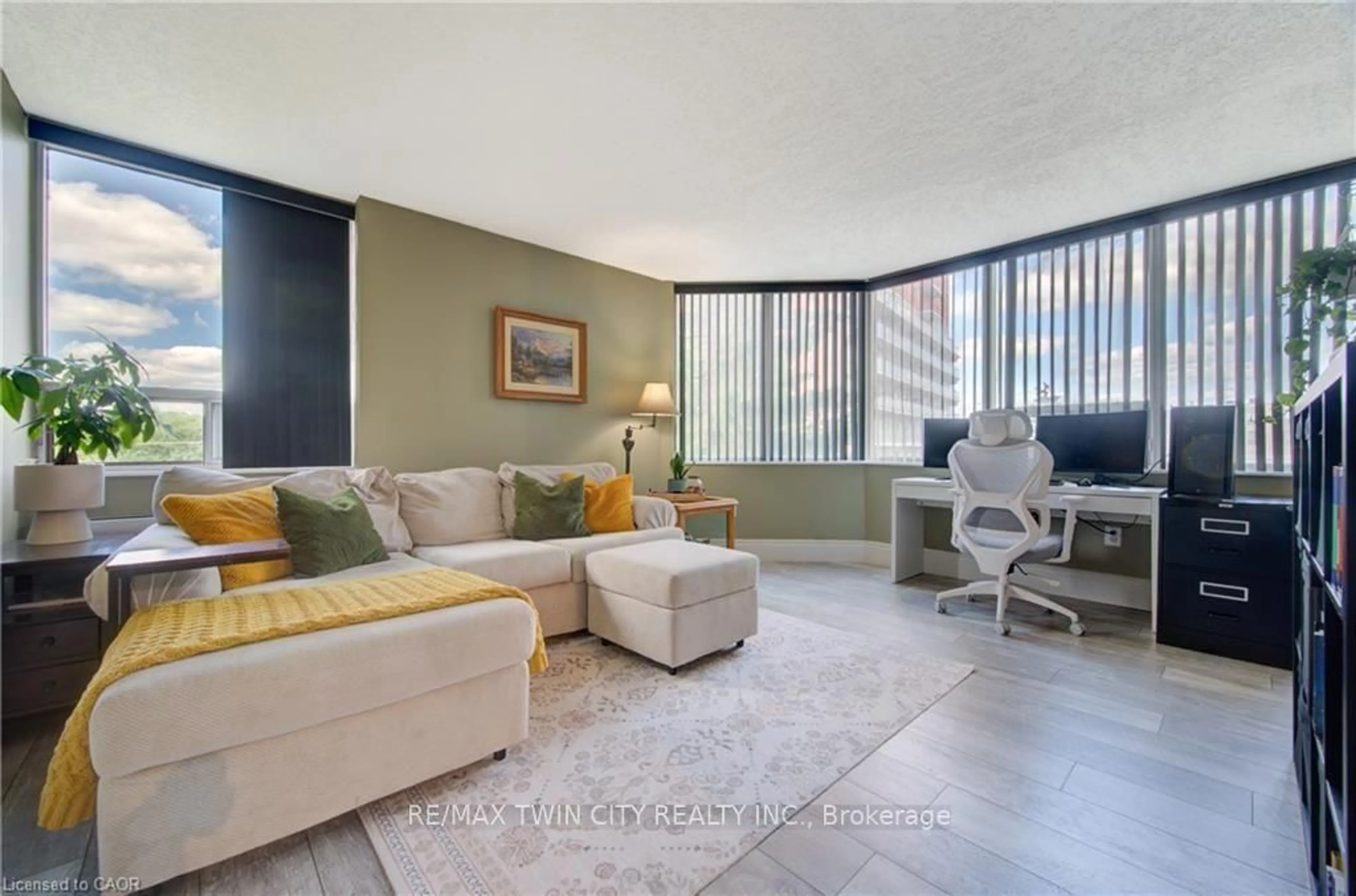 Living room with furniture, unknown for 3227 KING St #409, Kitchener Ontario N2A 3Z9