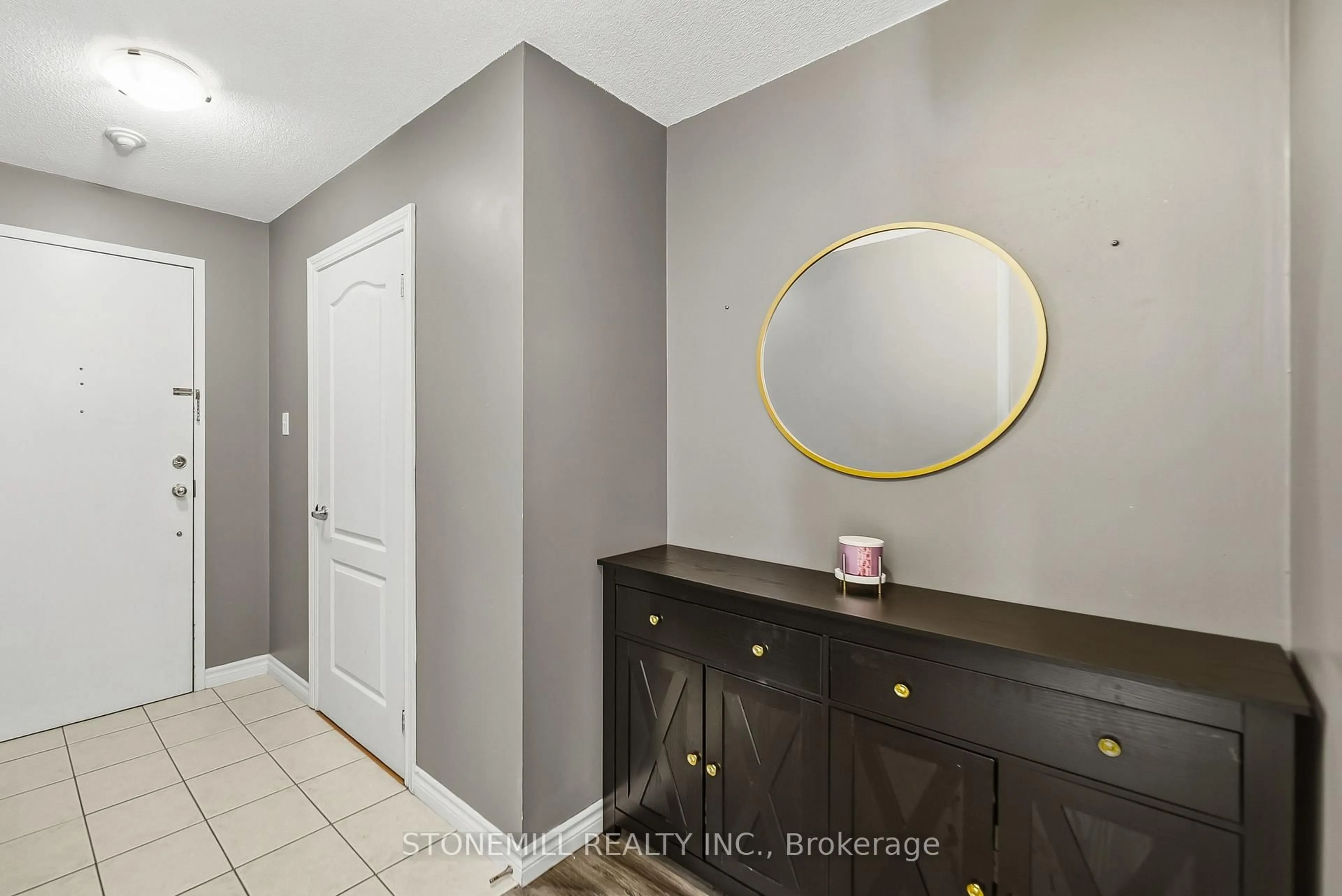 Indoor entryway for 135 James St #701, Hamilton Ontario L8P 2Z6