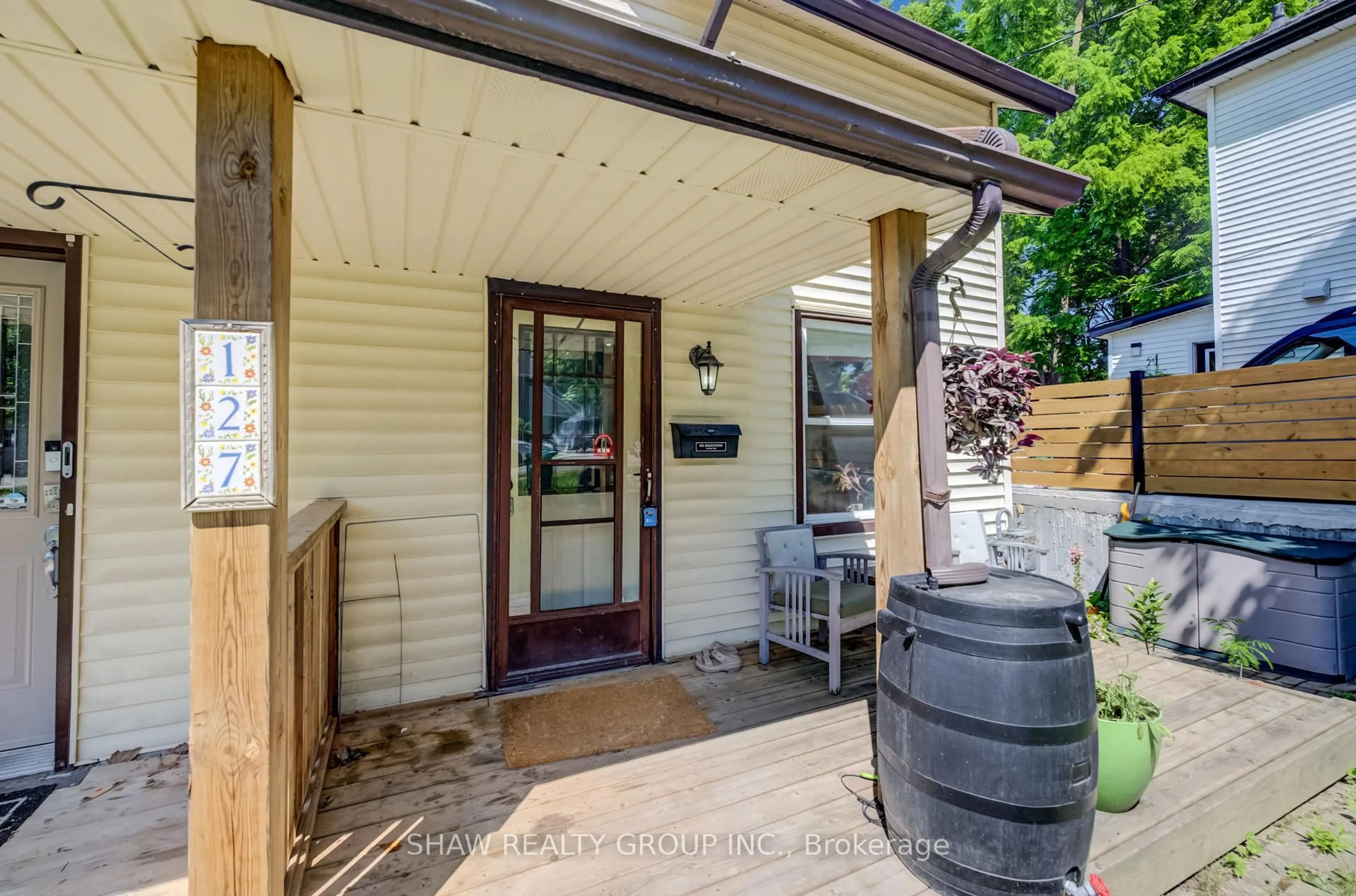 Patio, street for 127 Henderson St, Cambridge Ontario N3C 2G3