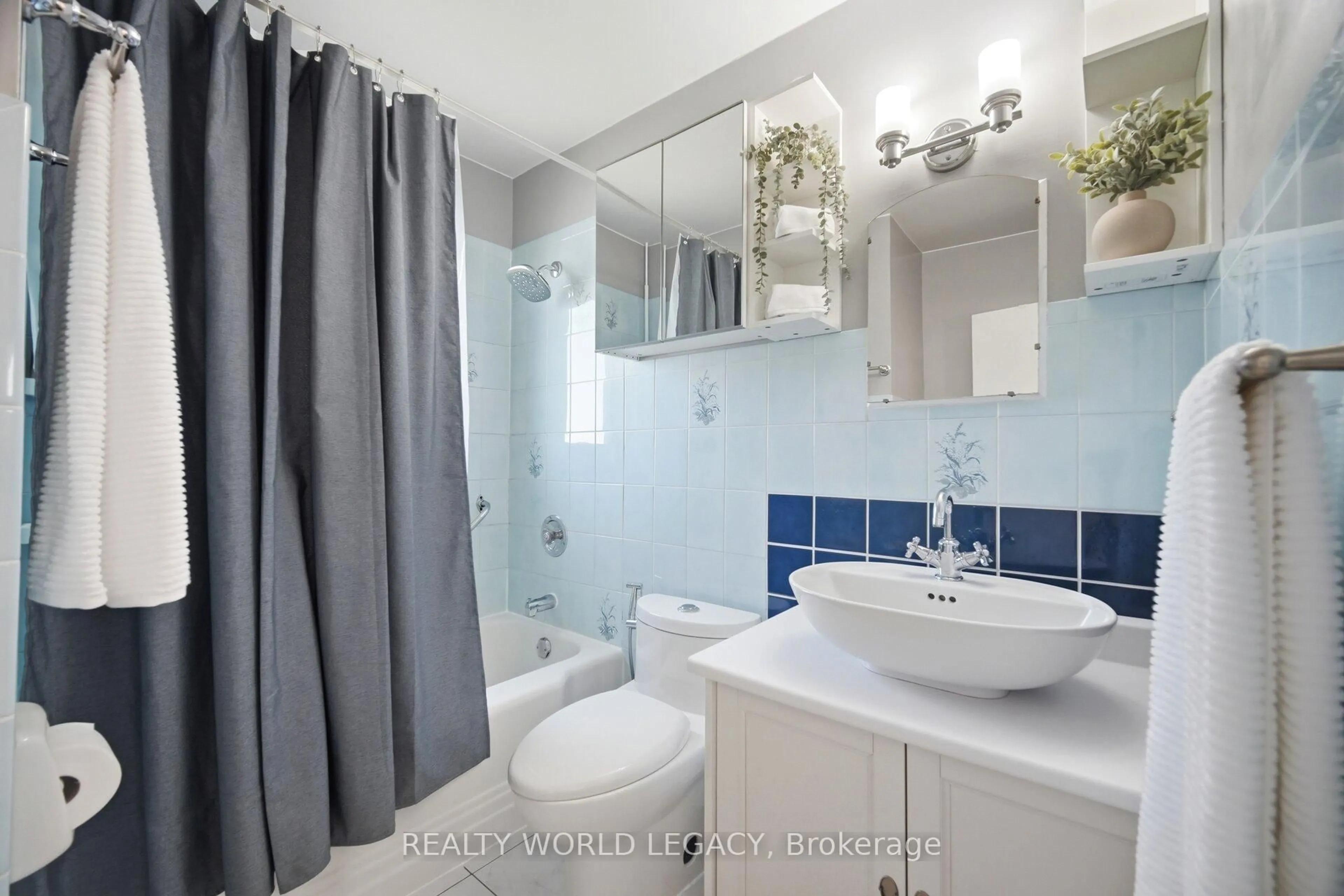 Standard bathroom, ceramic/tile floor for 94 Clarendon Ave, Hamilton Ontario L9A 3A3