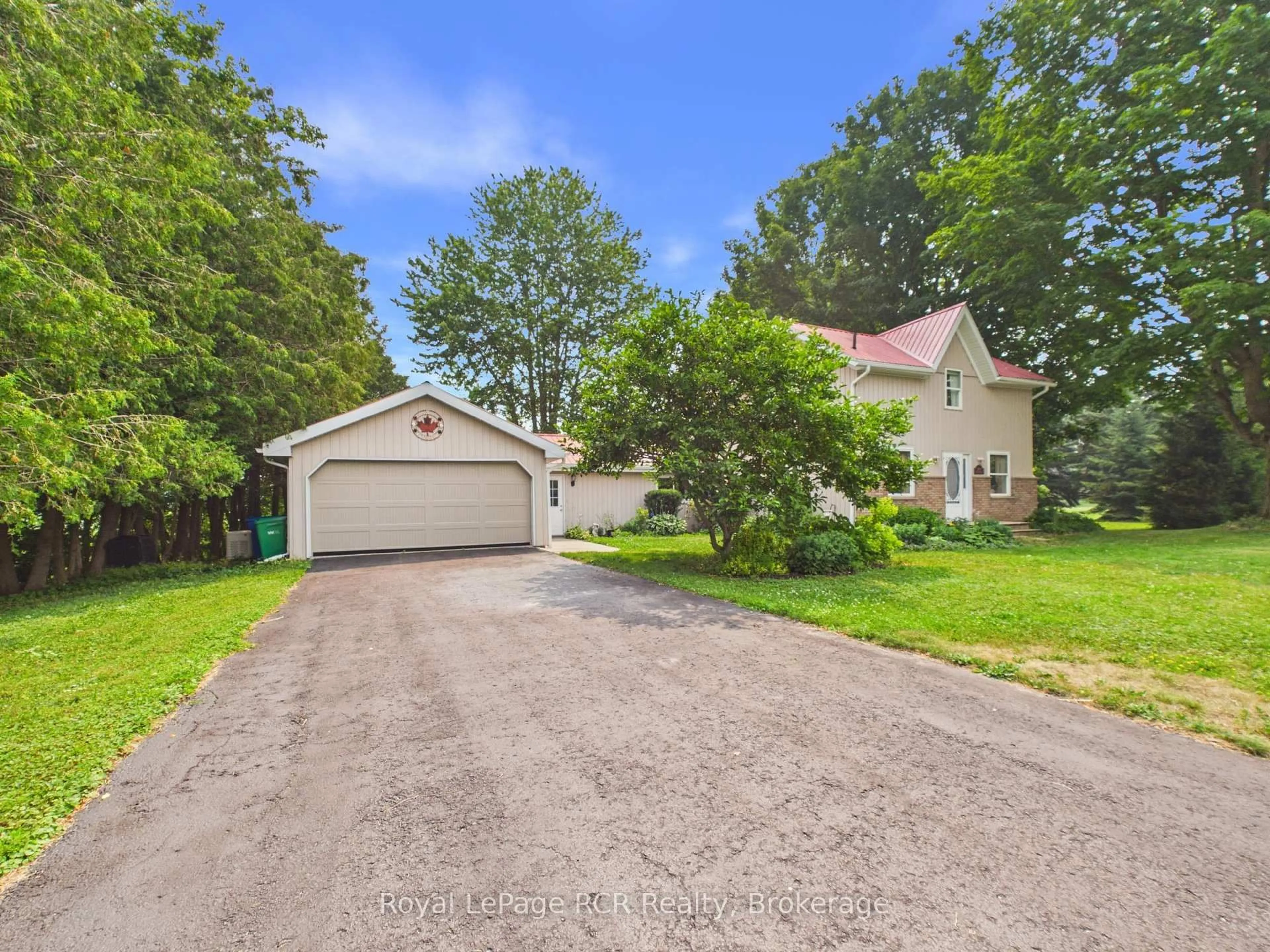 A pic from outside/outdoor area/front of a property/back of a property/a pic from drone, street for 2055 Princess St, Howick Ontario N0G 1X0