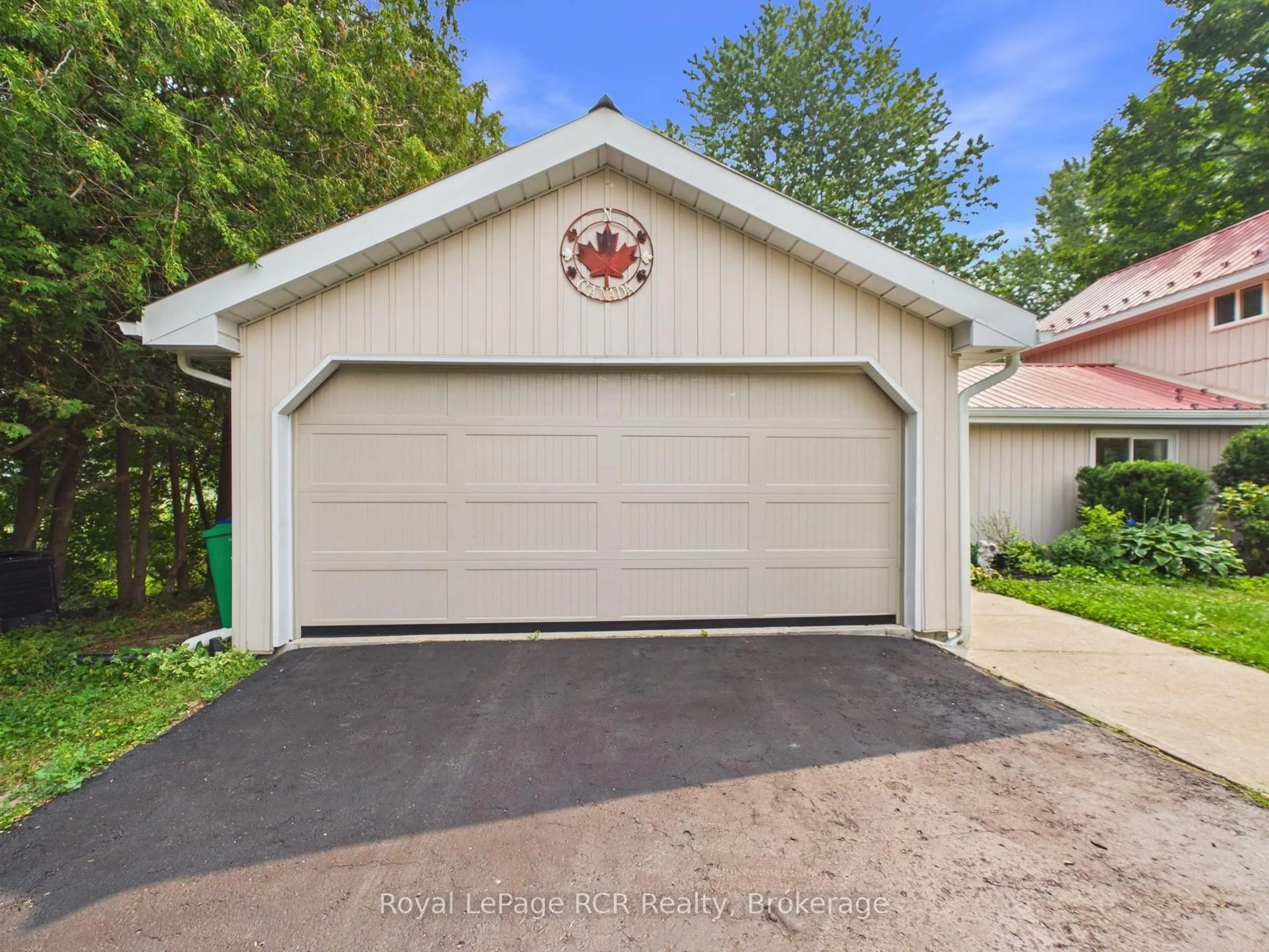 Indoor garage for 2055 Princess St, Howick Ontario N0G 1X0