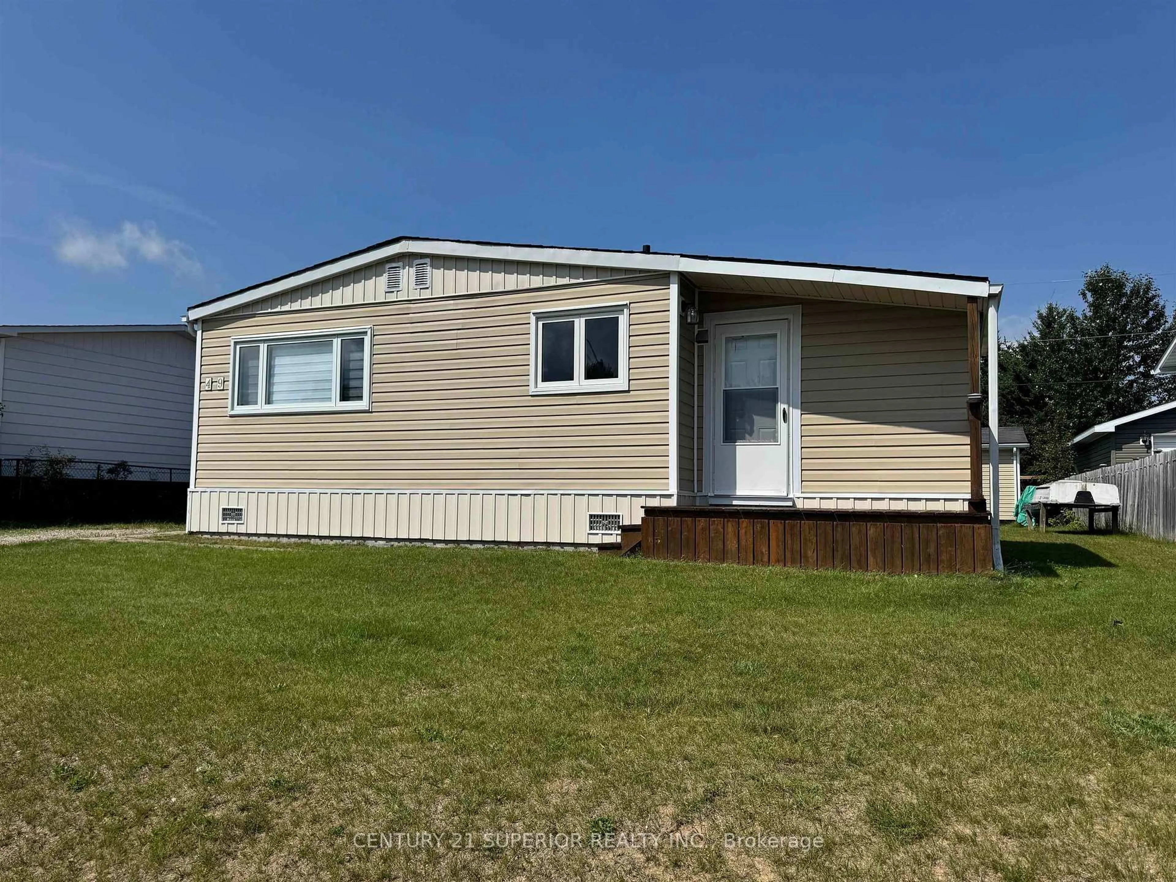 Home with vinyl exterior material, unknown for 49 Otter Ave, Manitouwadge Ontario P0T 2C0