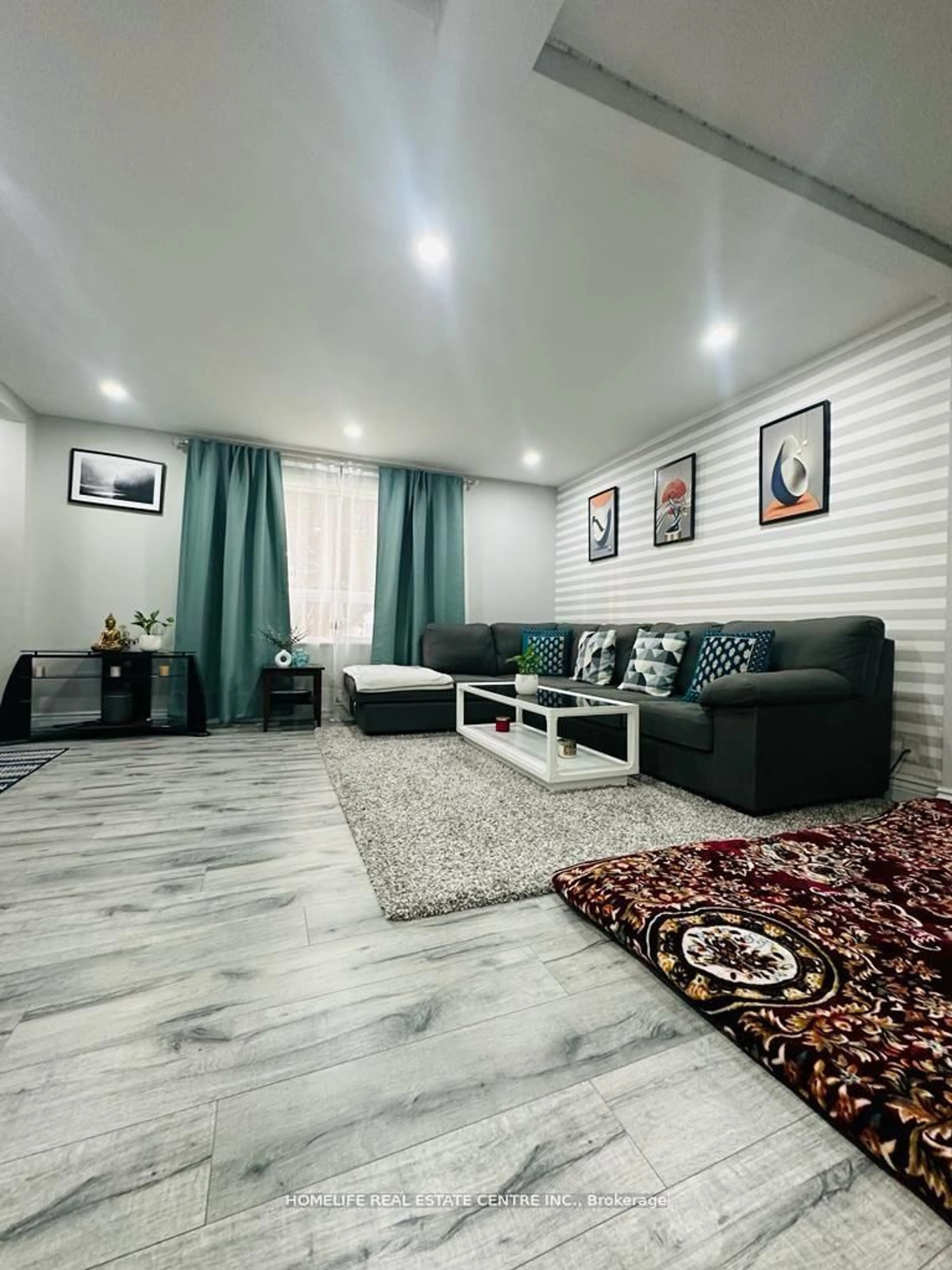 Living room with furniture, unknown for 10 Parkwood Dr, St. Catharines Ontario L2P 1H2
