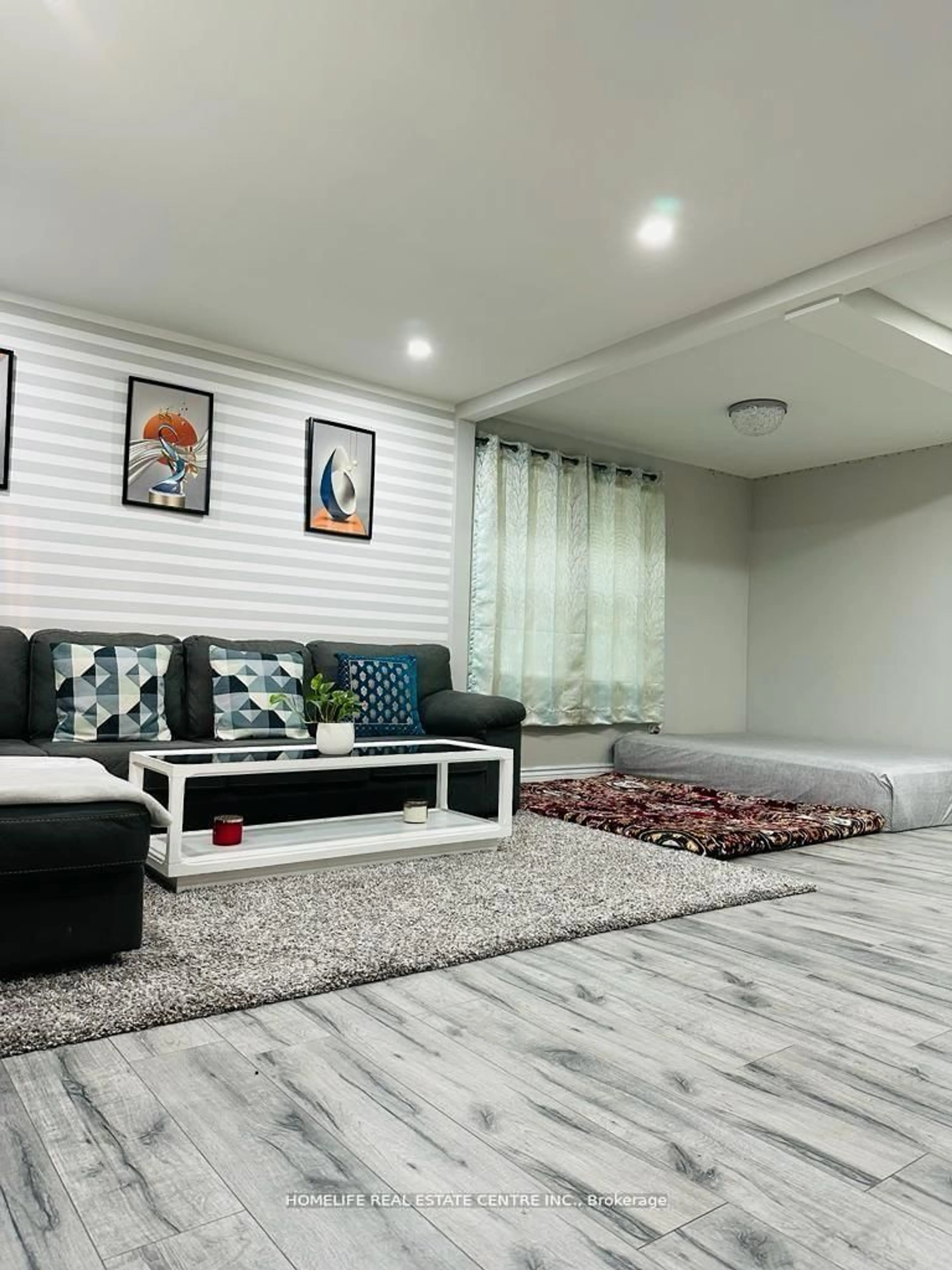 Living room with furniture, unknown for 10 Parkwood Dr, St. Catharines Ontario L2P 1H2