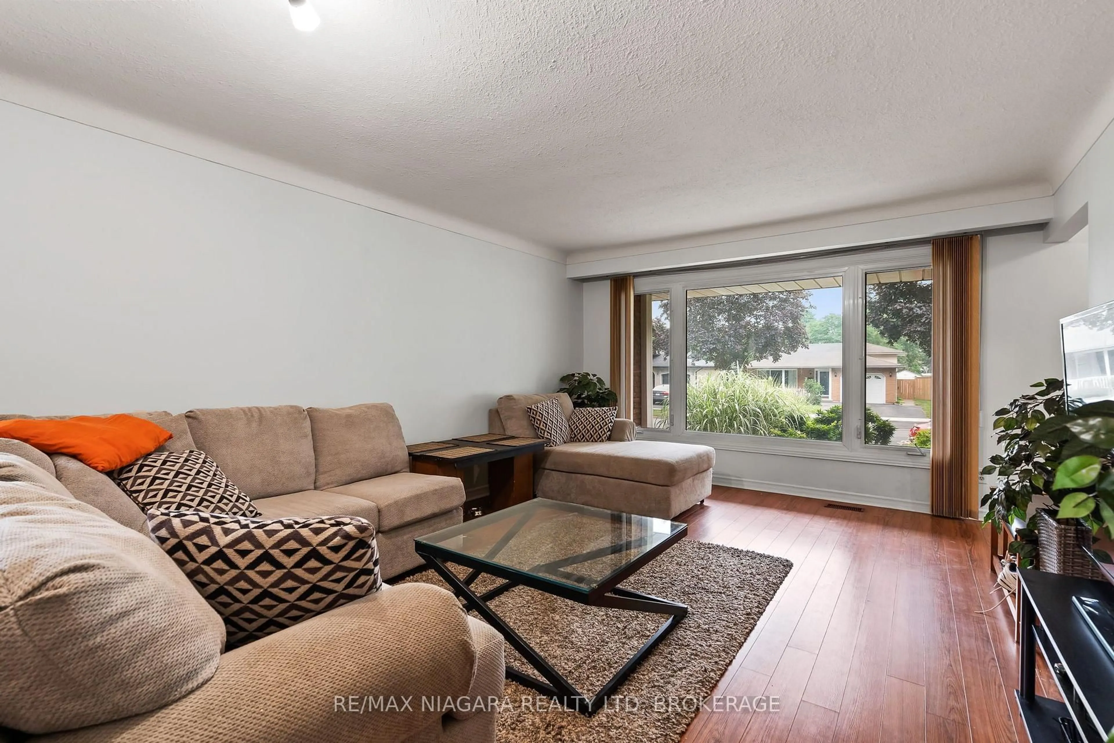 Living room with furniture, wood/laminate floor for 6186 Delta Dr, Niagara Falls Ontario L2H 2G8
