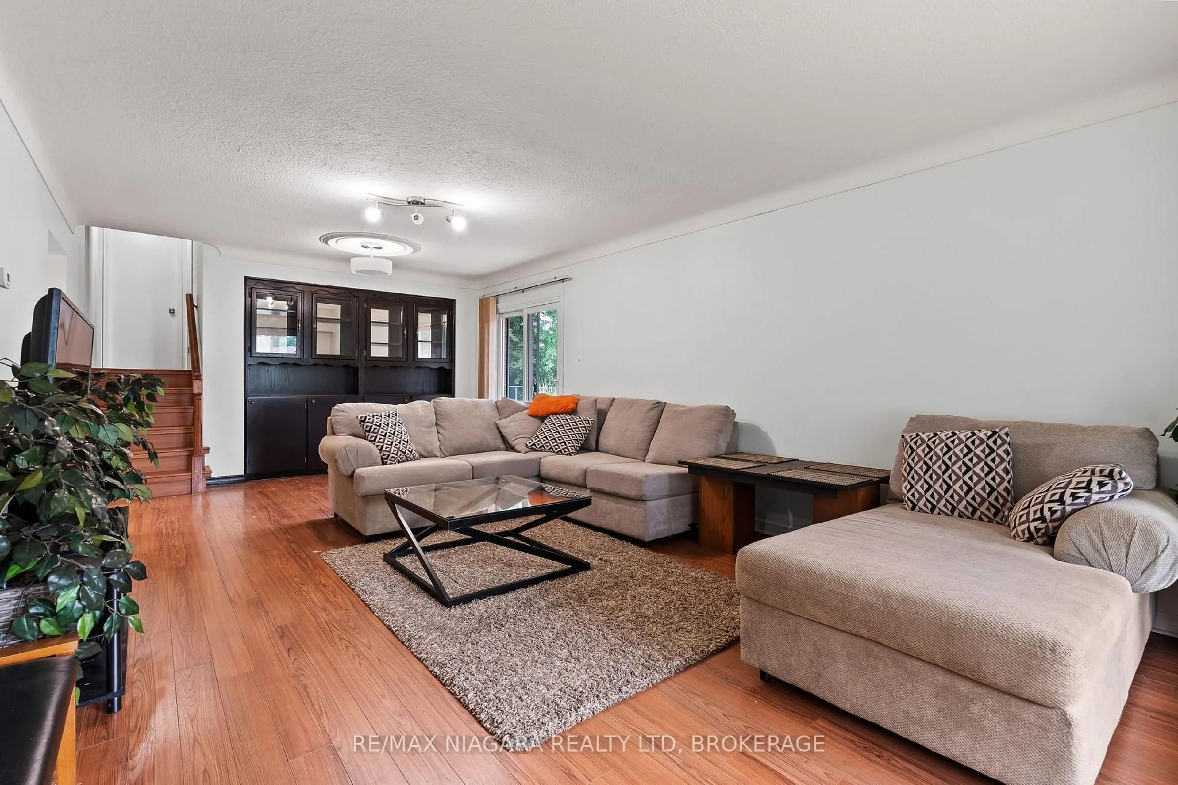 Living room with furniture, wood/laminate floor for 6186 Delta Dr, Niagara Falls Ontario L2H 2G8