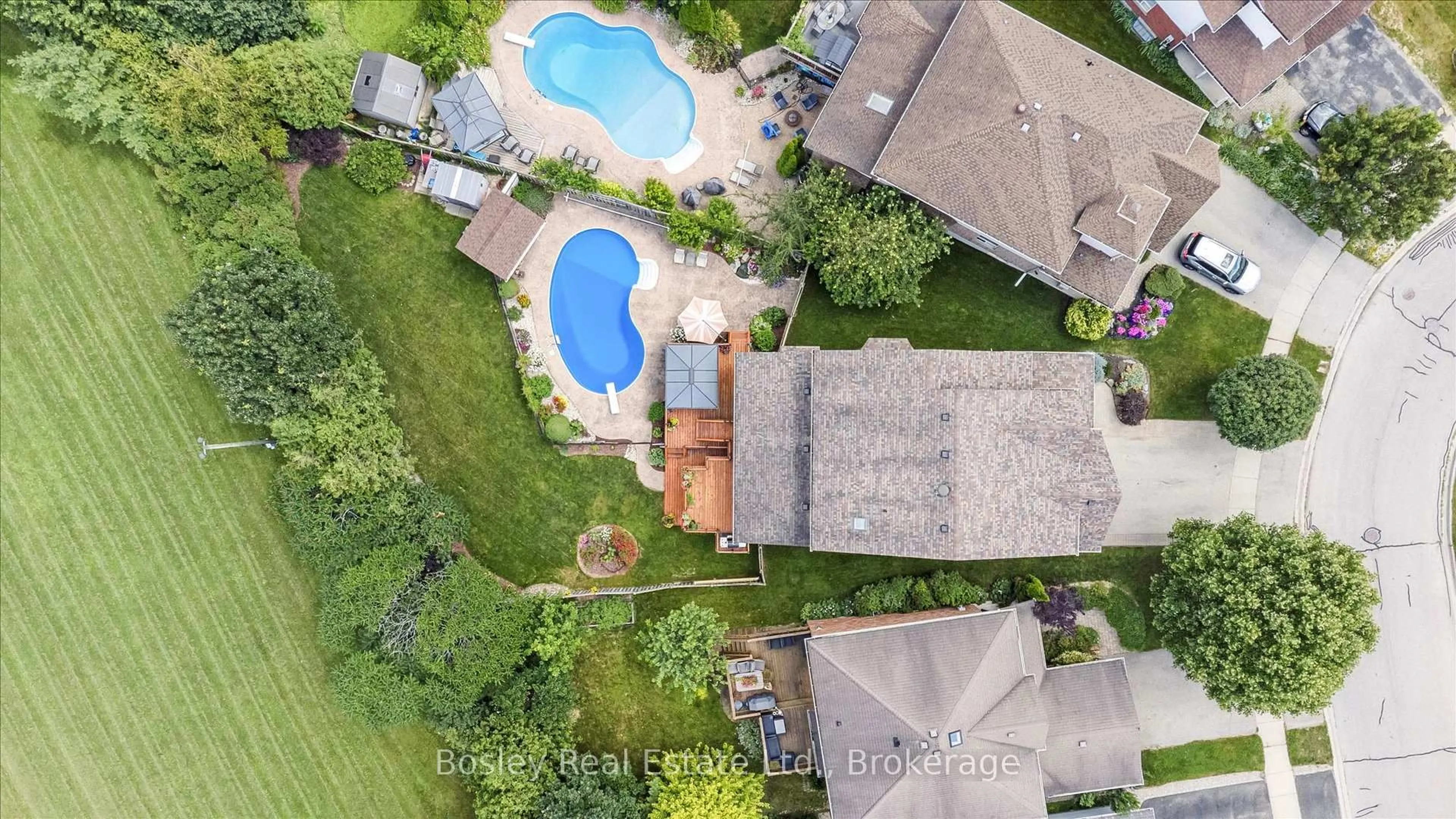 A pic from outside/outdoor area/front of a property/back of a property/a pic from drone, unknown for 37 Munroe Cres, Guelph Ontario N1G 5E5