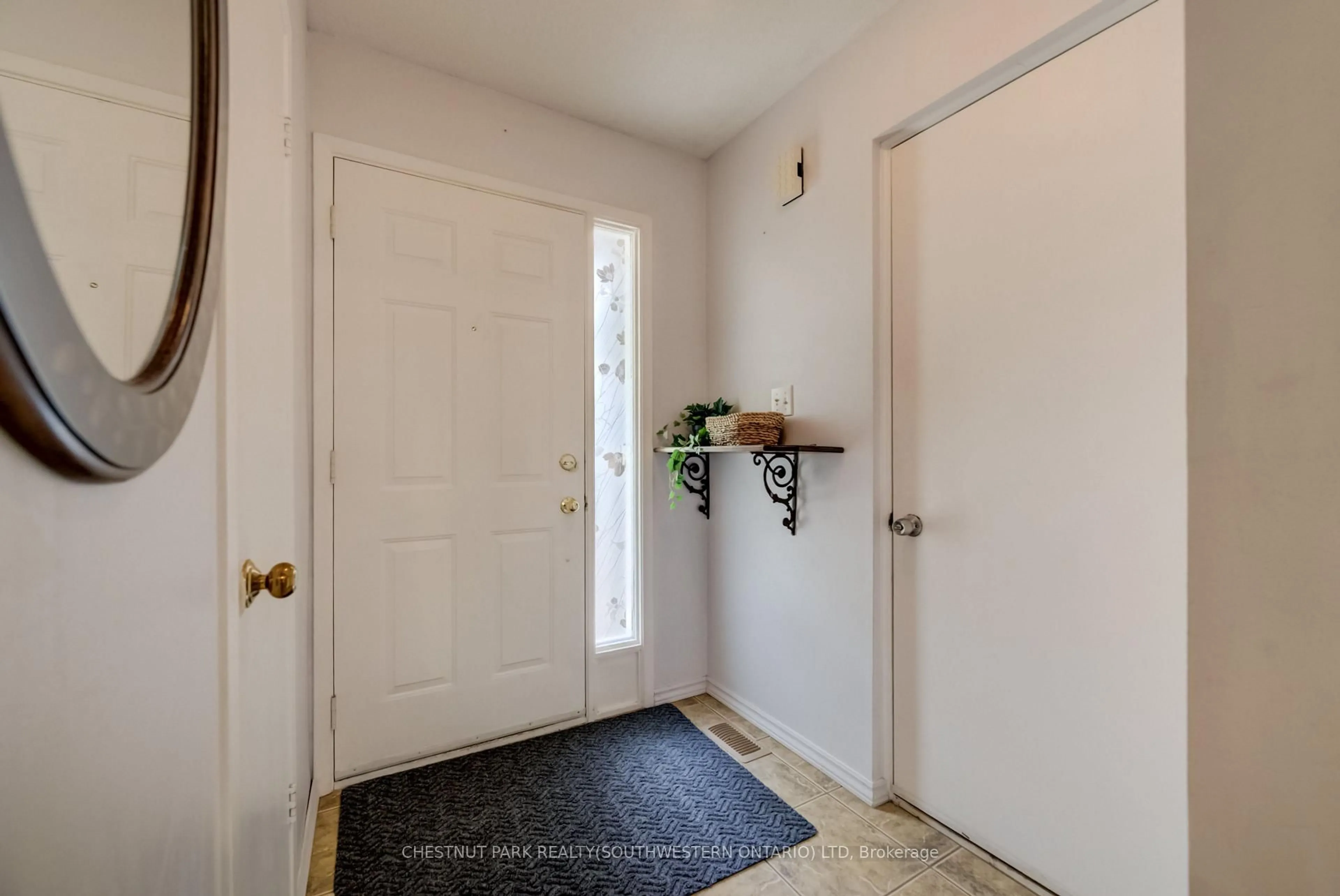 Indoor entryway for 210 Highland Cres #11, Kitchener Ontario N2M 5H7