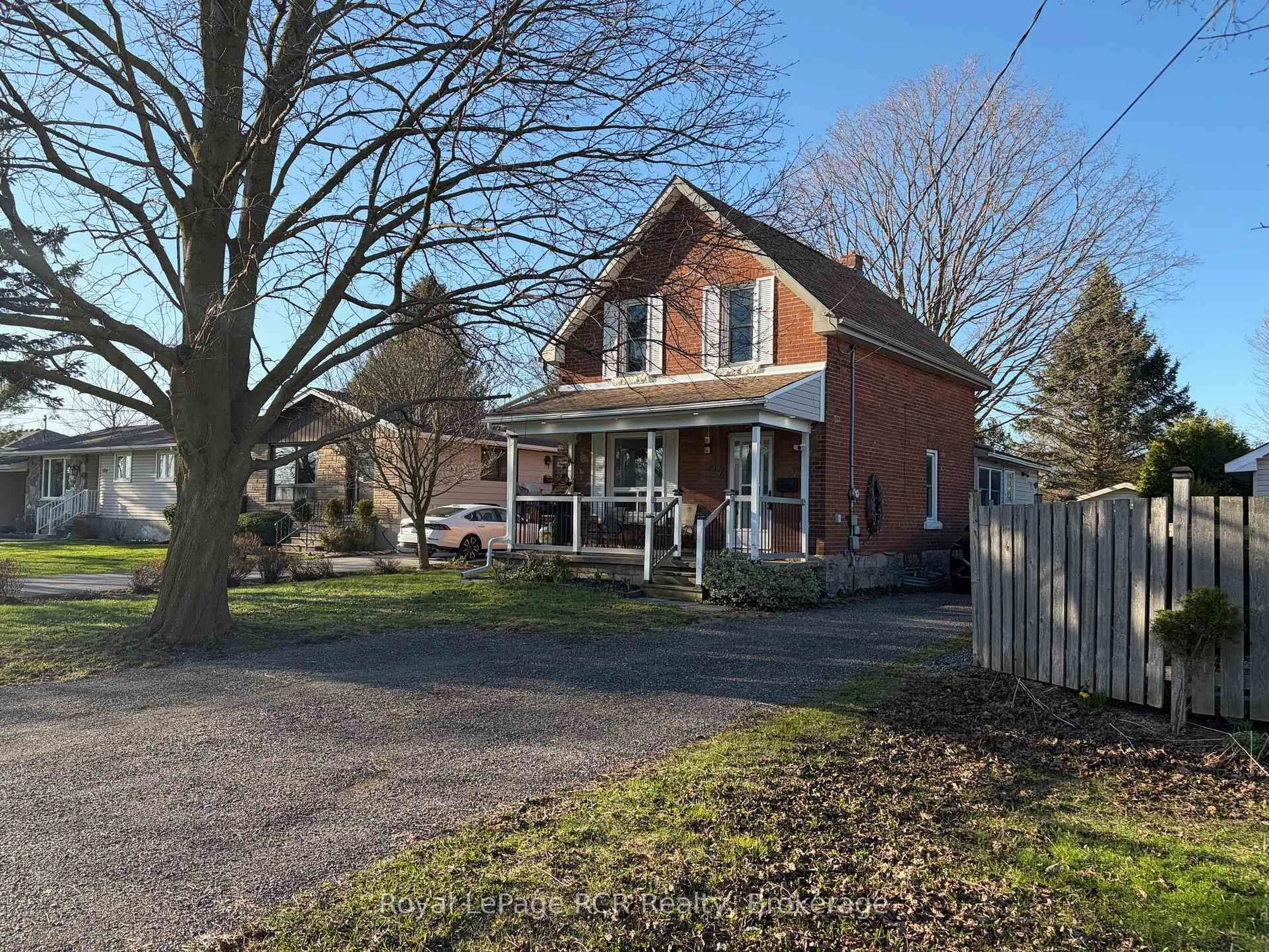 A pic from outside/outdoor area/front of a property/back of a property/a pic from drone, street for 512 18th St, Owen Sound Ontario N4K 2A7