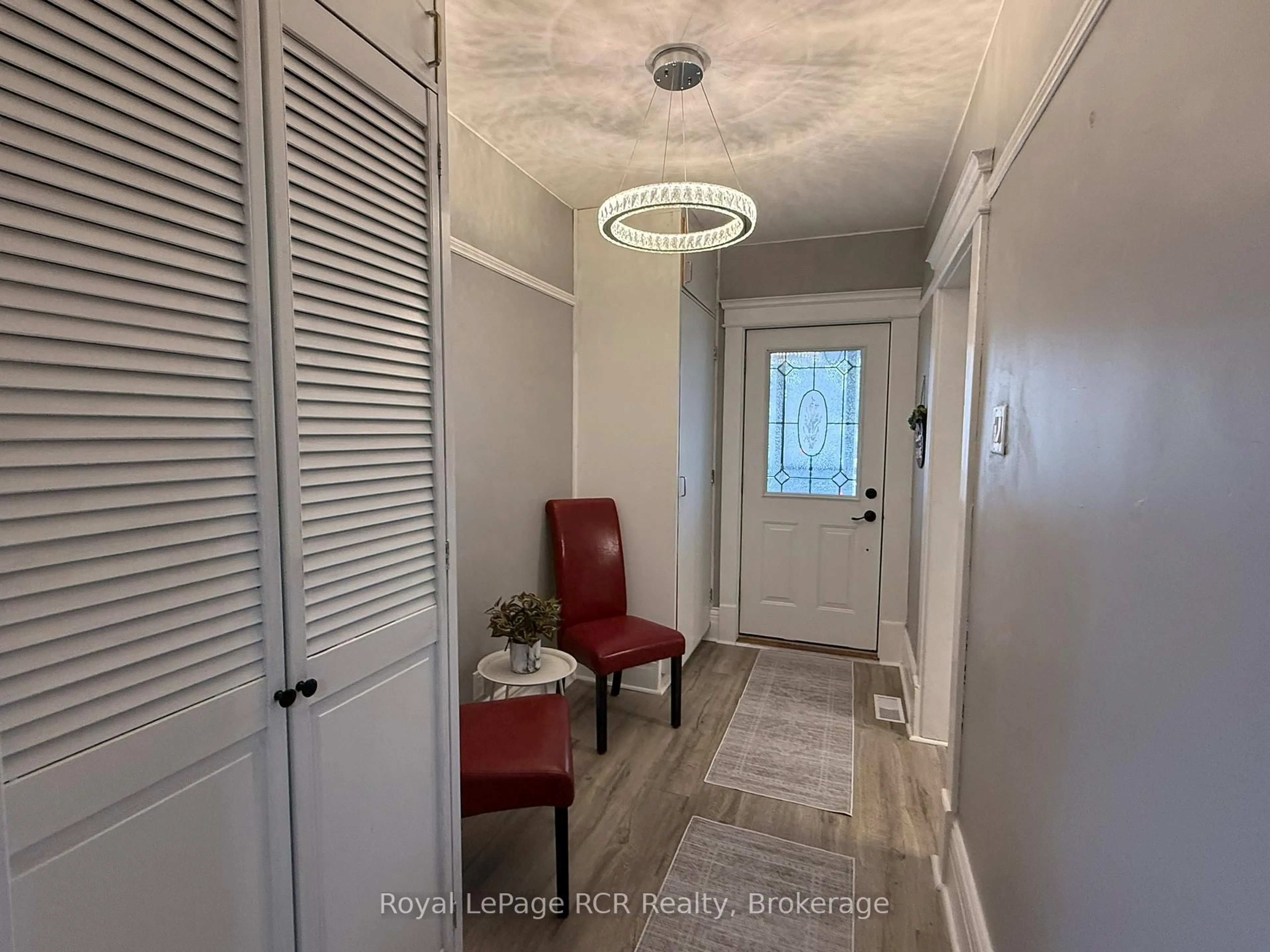 Indoor entryway for 512 18th St, Owen Sound Ontario N4K 2A7