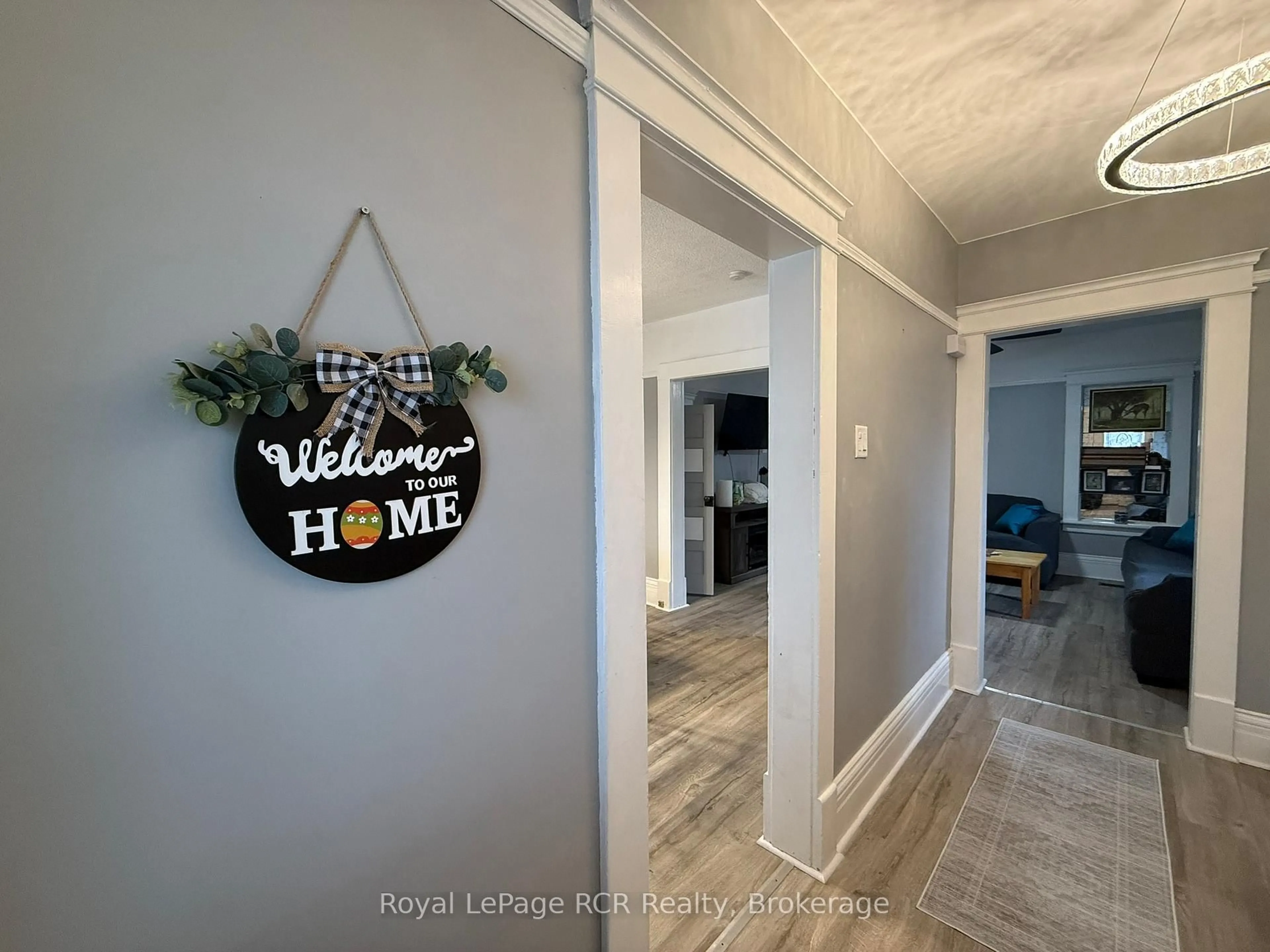 Indoor entryway for 512 18th St, Owen Sound Ontario N4K 2A7
