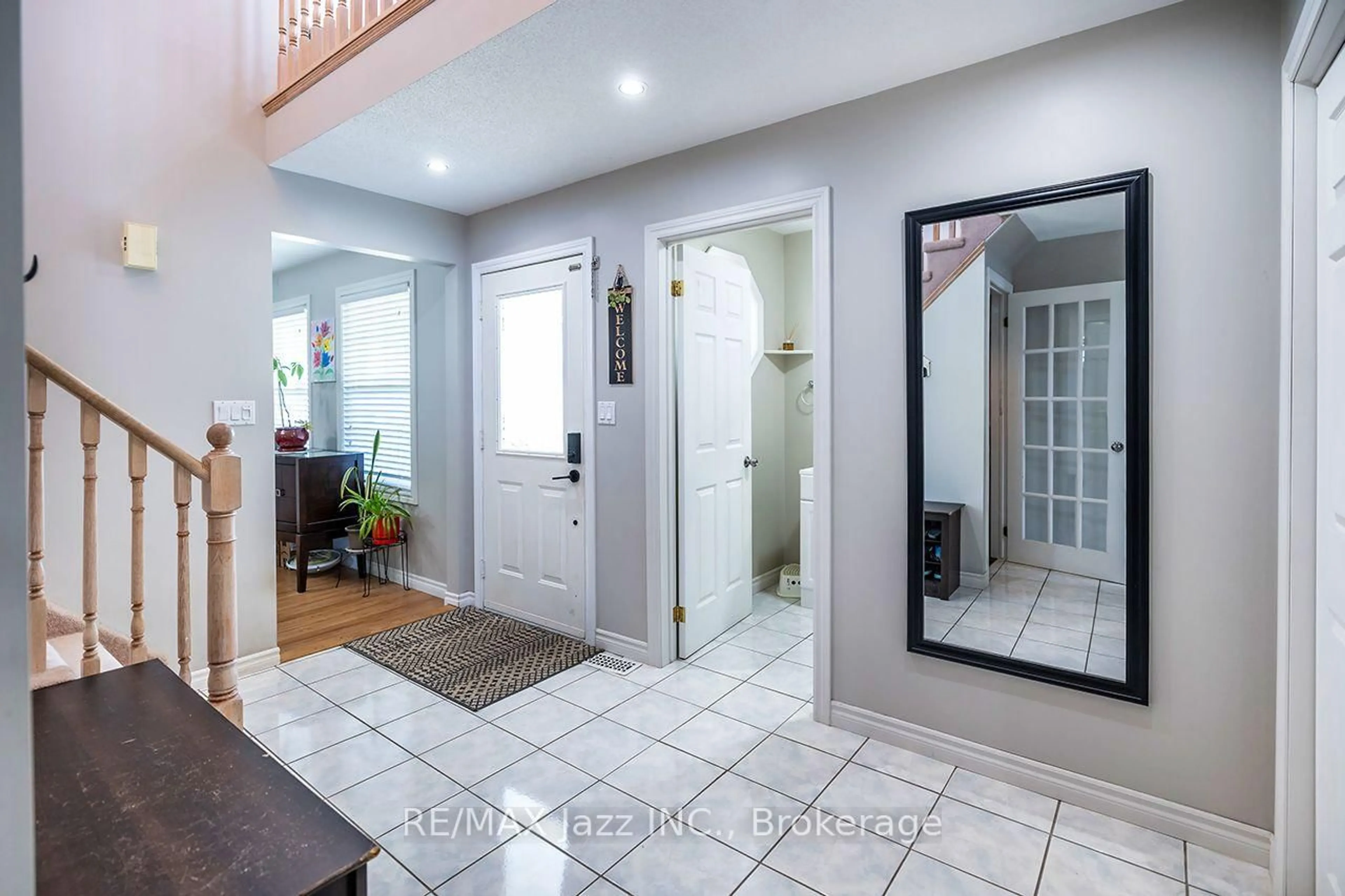 Indoor entryway for 26 Glenn Dr, Quinte West Ontario K8V 6E3