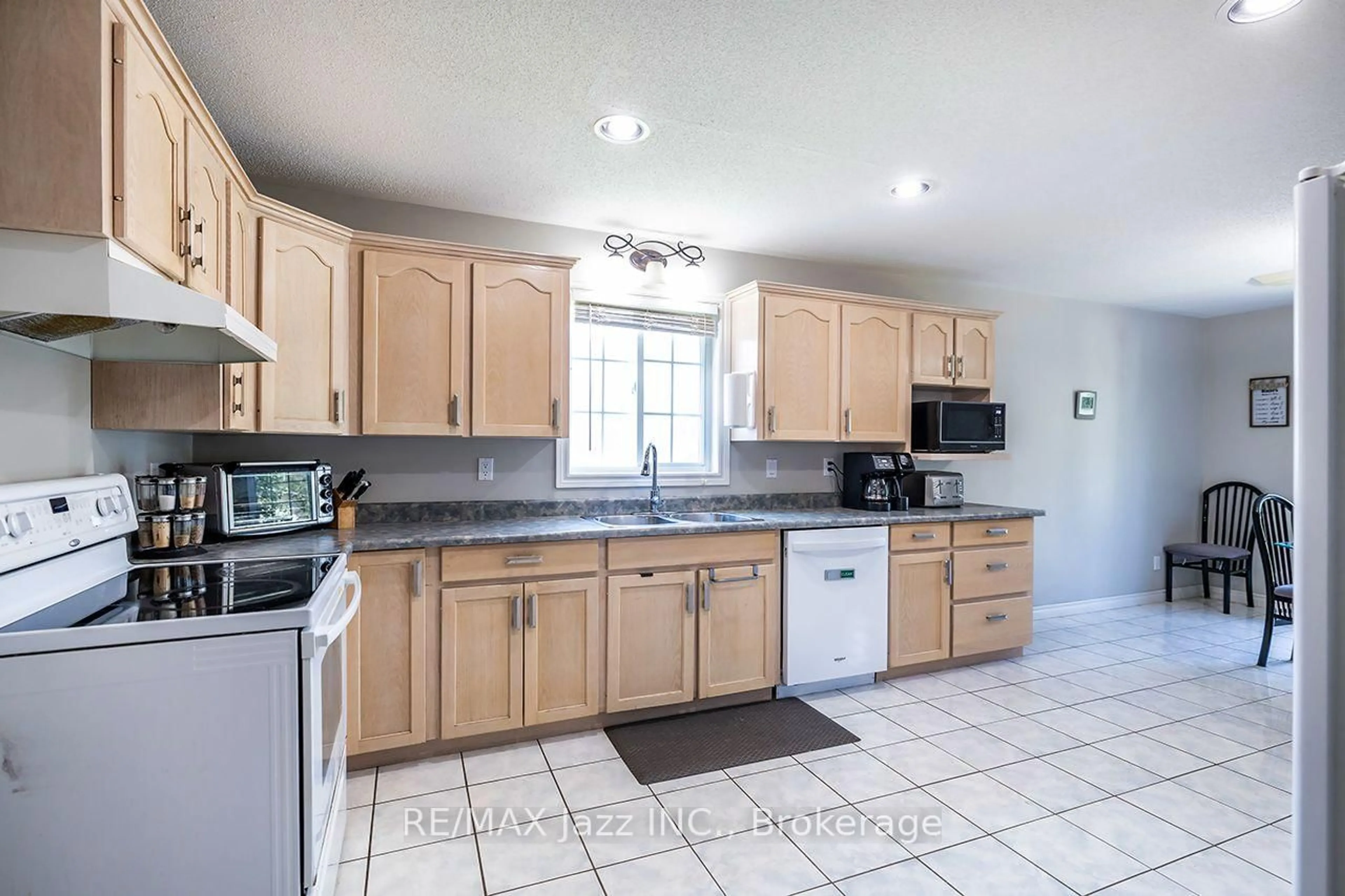 Standard kitchen, ceramic/tile floor for 26 Glenn Dr, Quinte West Ontario K8V 6E3