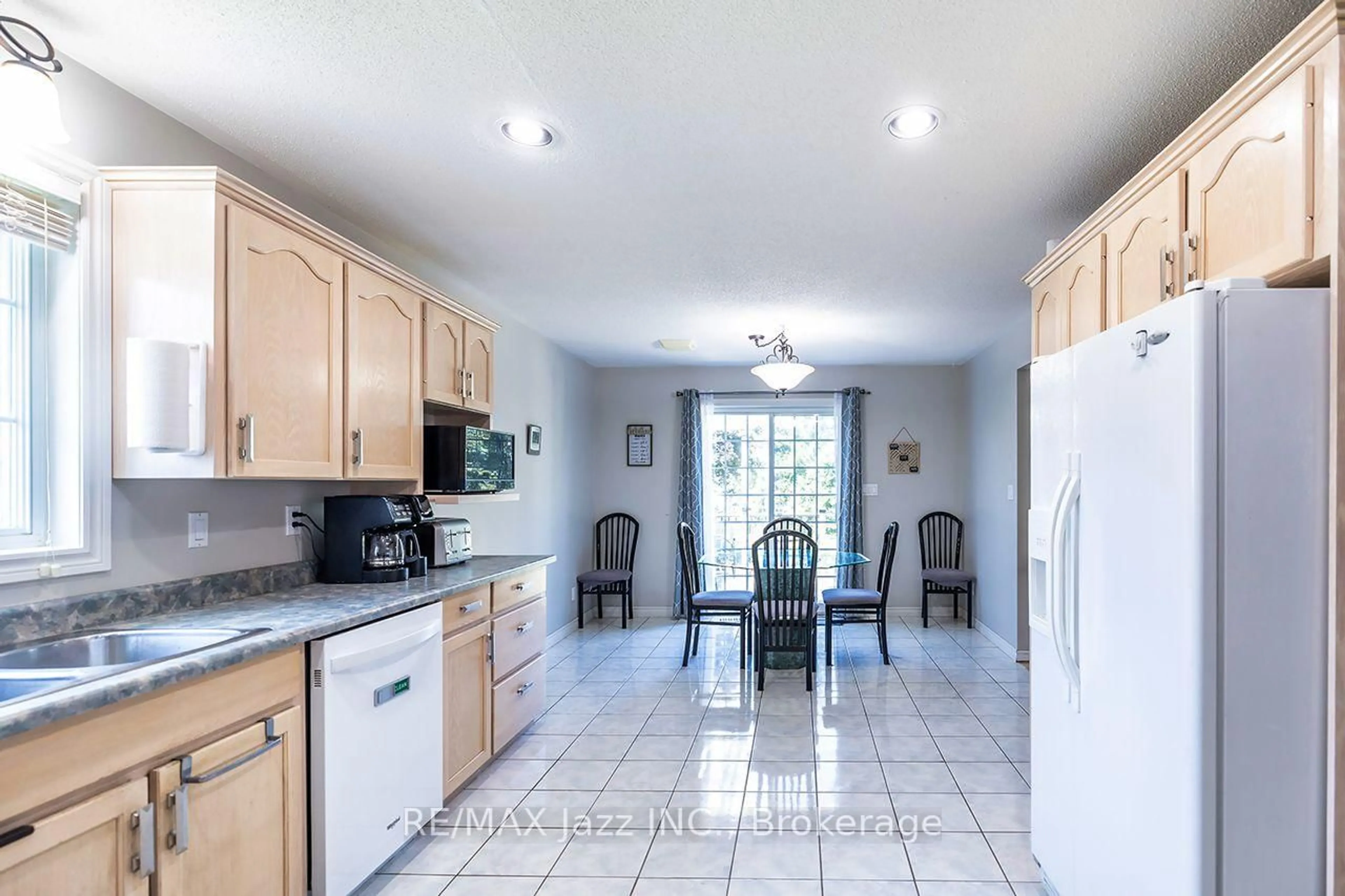 Open concept kitchen, ceramic/tile floor for 26 Glenn Dr, Quinte West Ontario K8V 6E3