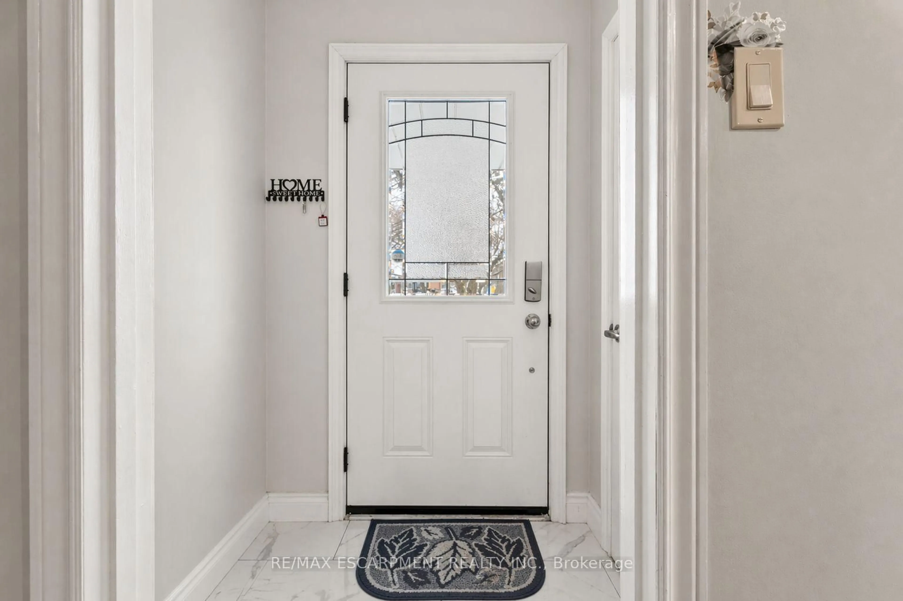 Indoor entryway for 557 Lake St, St. Catharines Ontario L2N 4J1