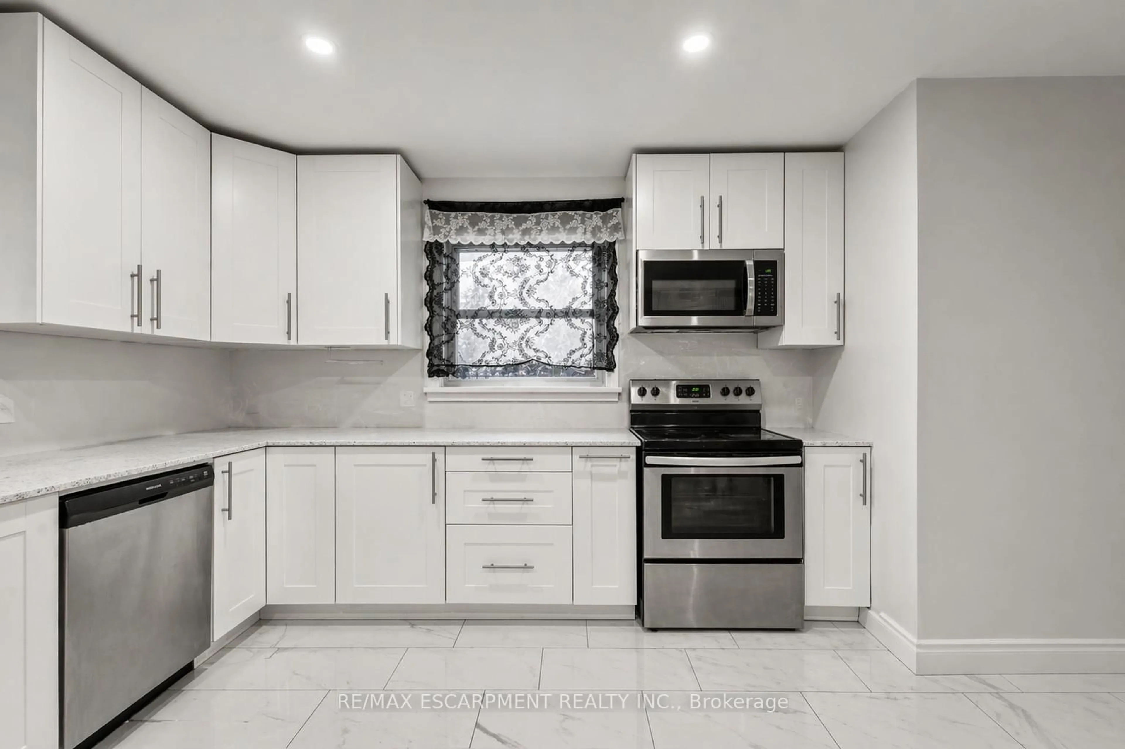 Standard kitchen, ceramic/tile floor for 557 Lake St, St. Catharines Ontario L2N 4J1