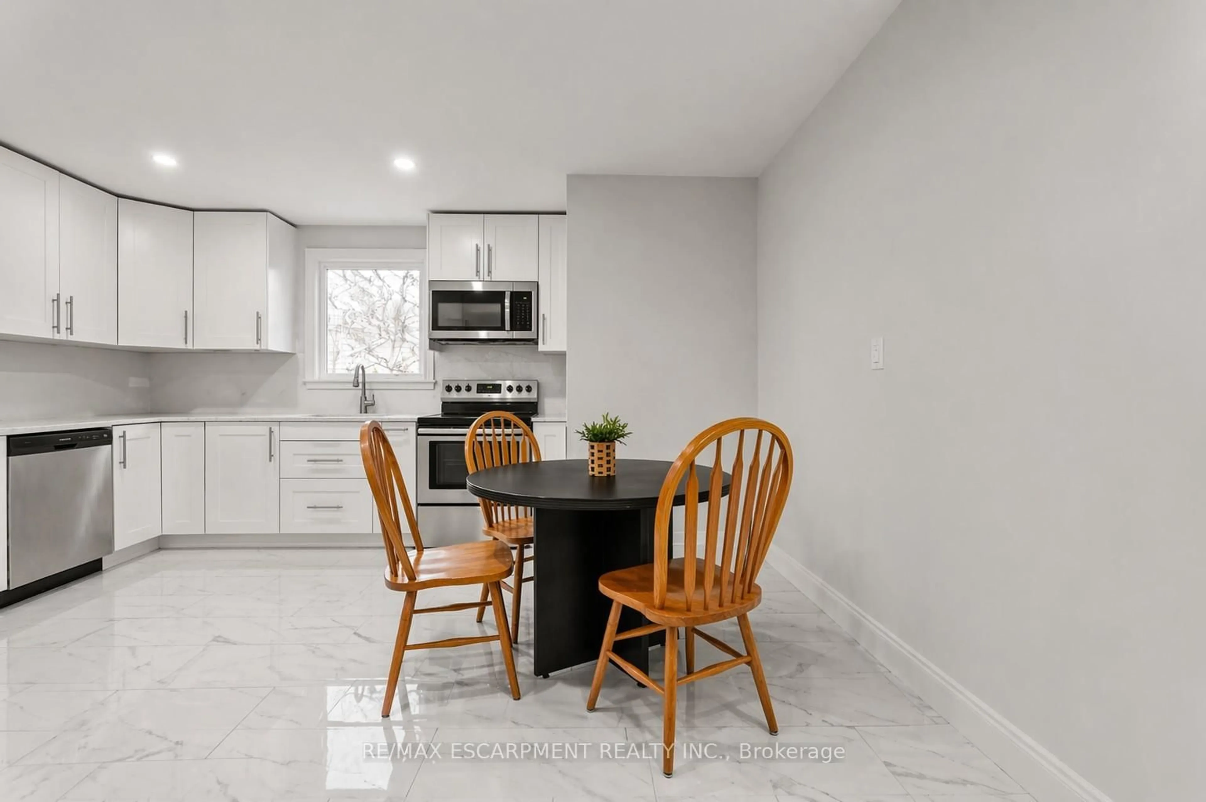 Open concept kitchen, ceramic/tile floor for 557 Lake St, St. Catharines Ontario L2N 4J1