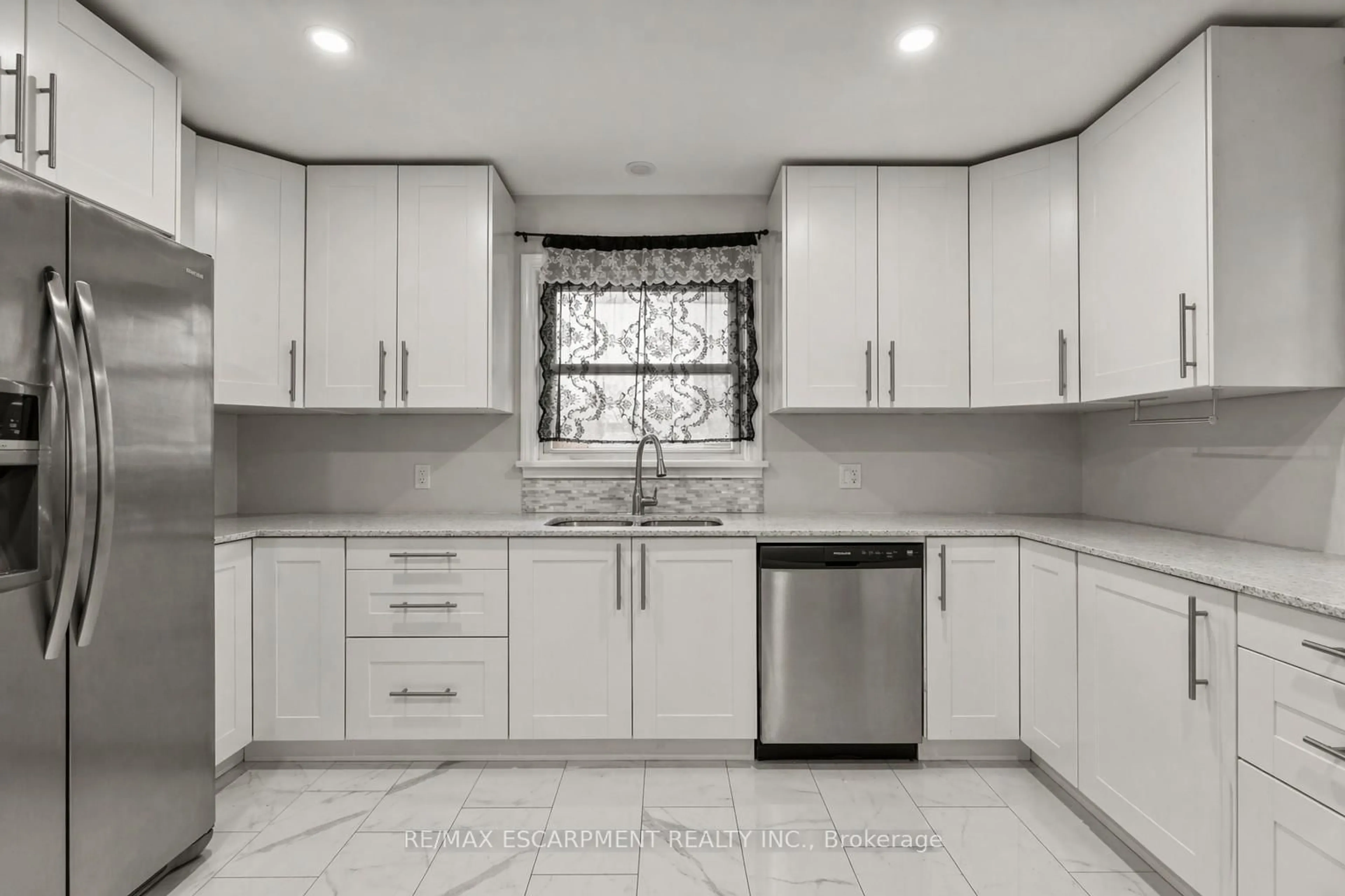 Standard kitchen, ceramic/tile floor for 557 Lake St, St. Catharines Ontario L2N 4J1