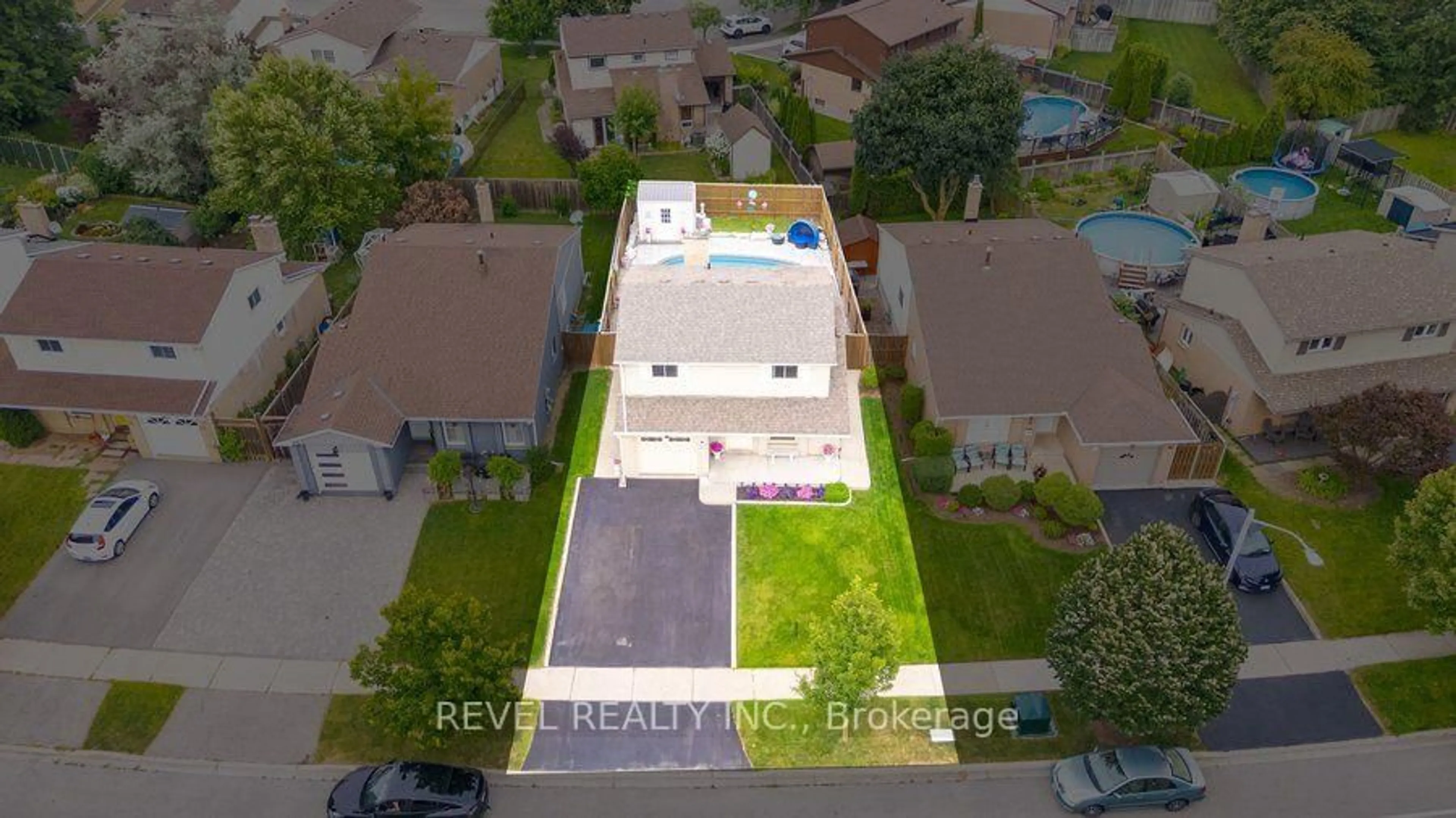 A pic from outside/outdoor area/front of a property/back of a property/a pic from drone, street for 119 Brantwood Park Rd, Brantford Ontario N3P 1G1