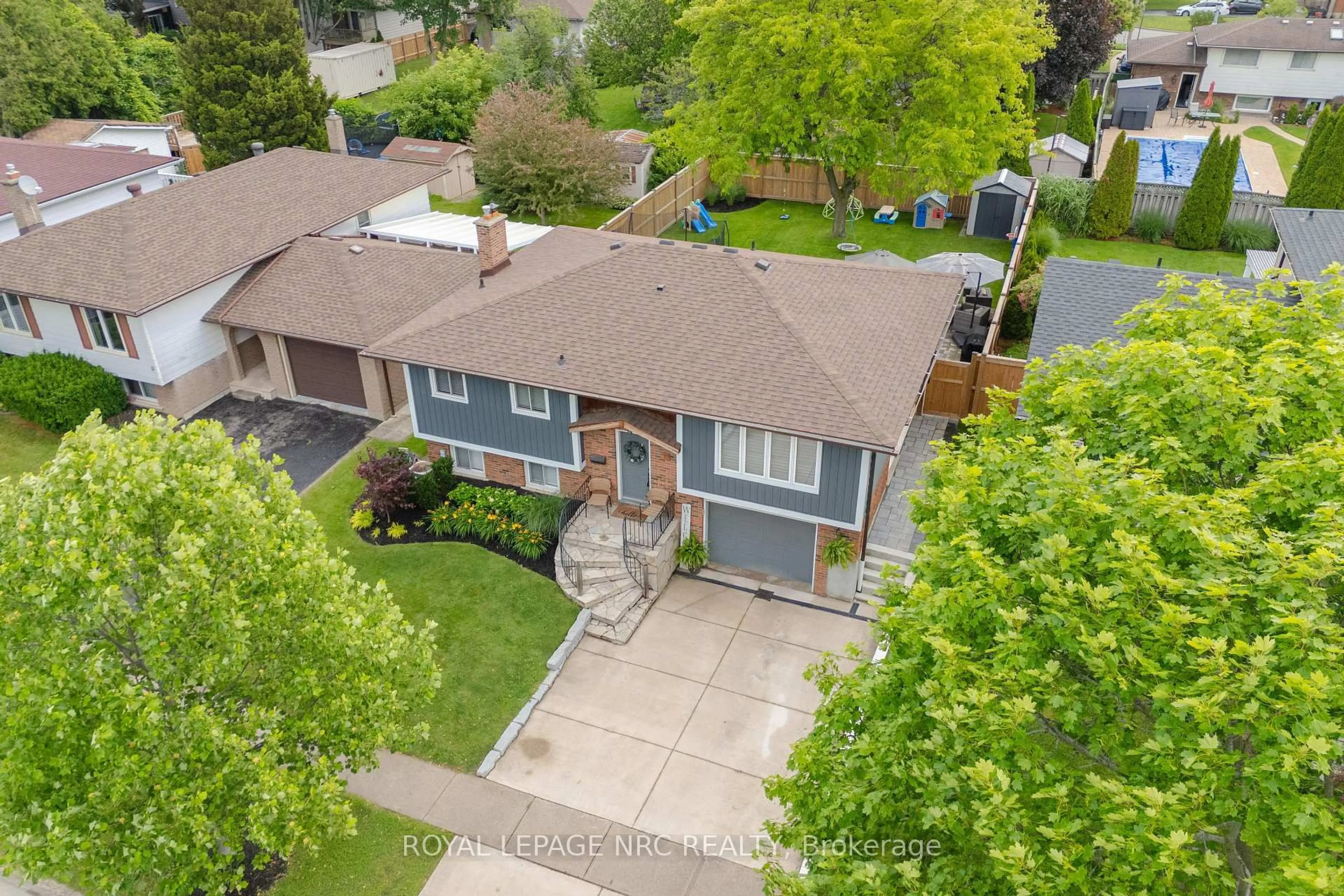 A pic from outside/outdoor area/front of a property/back of a property/a pic from drone, street for 13 Orlando Dr, St. Catharines Ontario L2N 6V5
