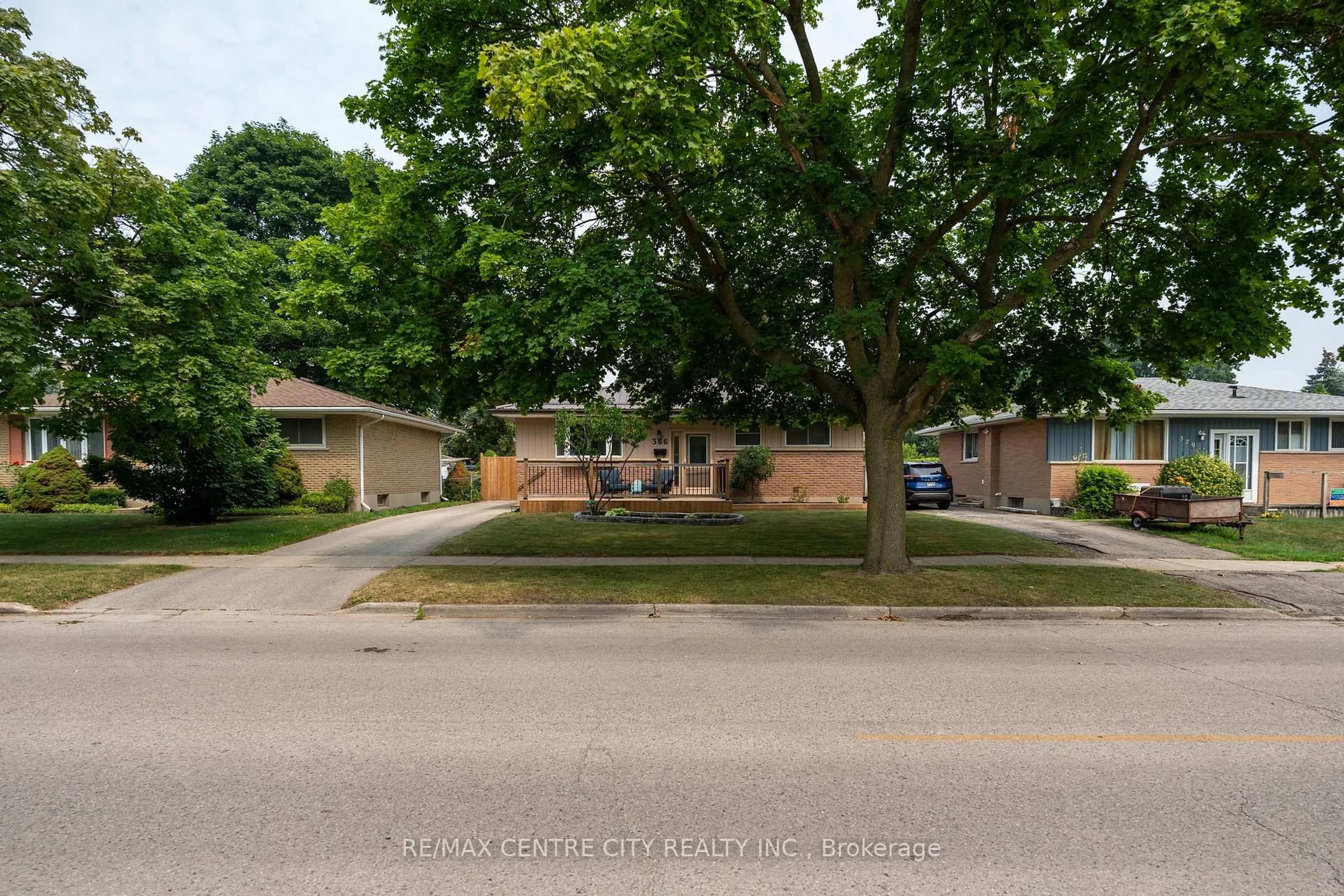A pic from outside/outdoor area/front of a property/back of a property/a pic from drone, street for 366 Hudson Dr, London East Ontario N5V 1E6