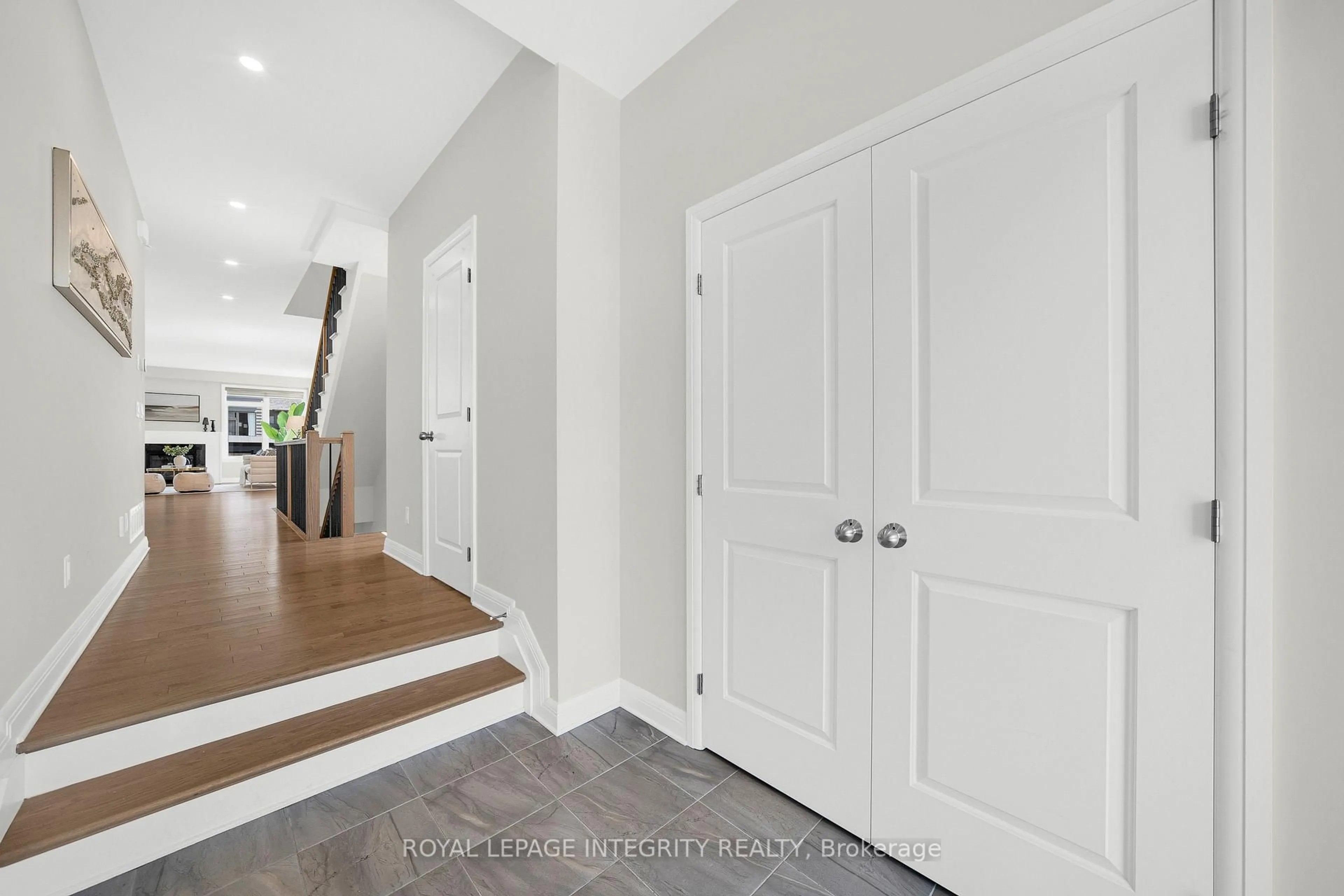 Indoor entryway for 866 Moses Tennisco St, Ottawa Ontario K1K 5A2