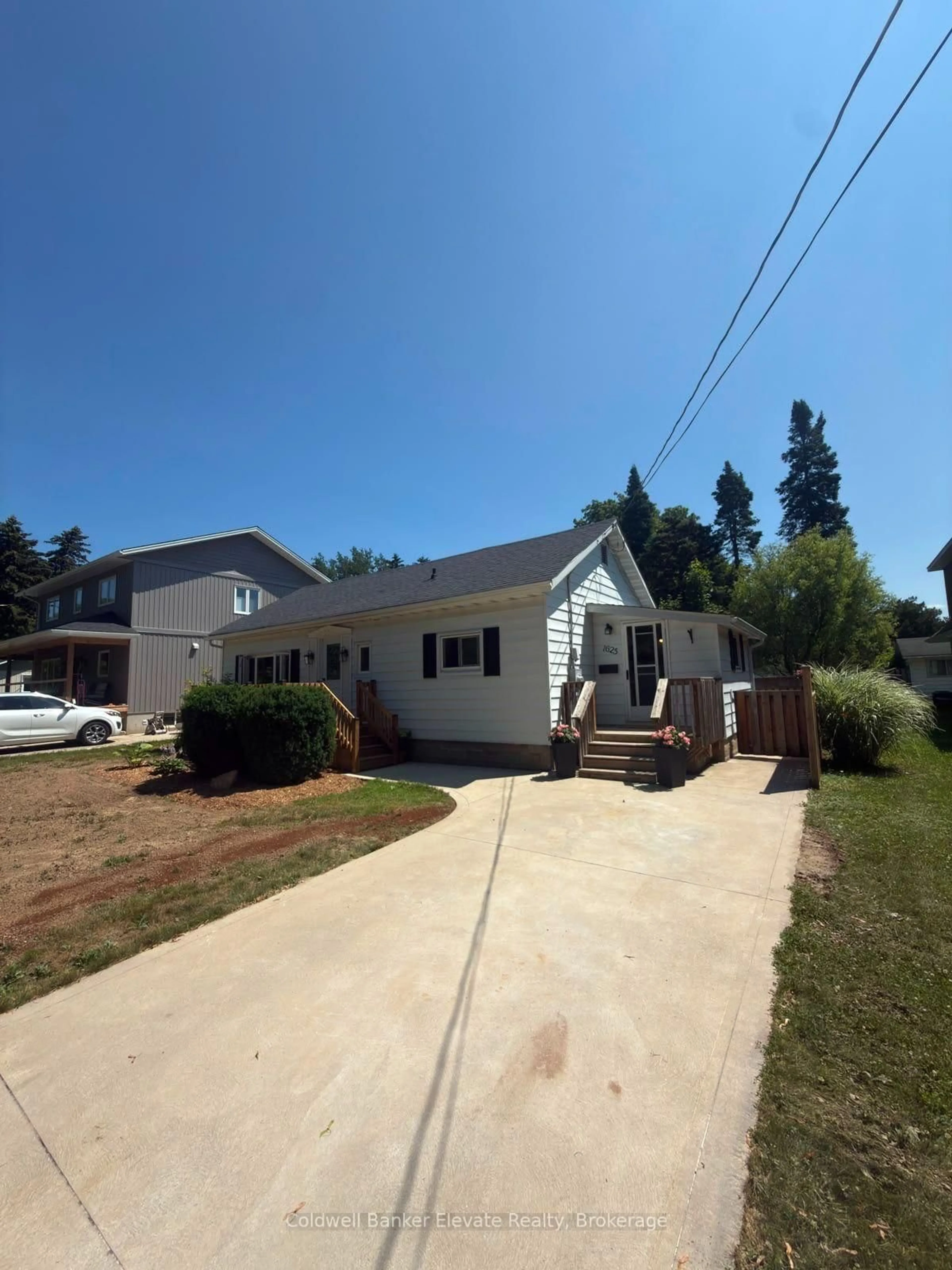 Home with vinyl exterior material, street for 1625 5TH Ave, Owen Sound Ontario N4K 2S3