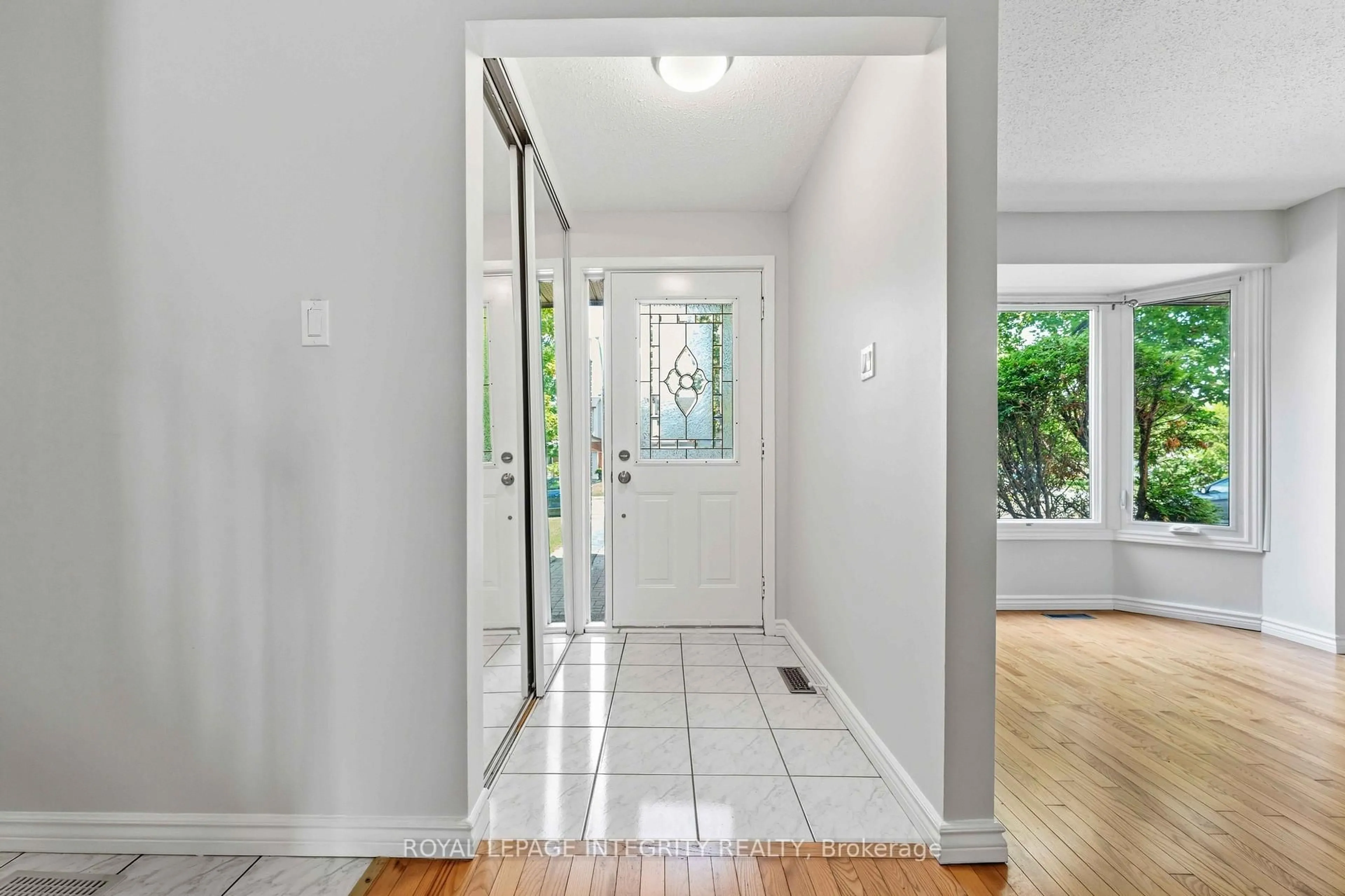 Indoor entryway for 1455 Bradshaw Cres, Ottawa Ontario K1B 5G1