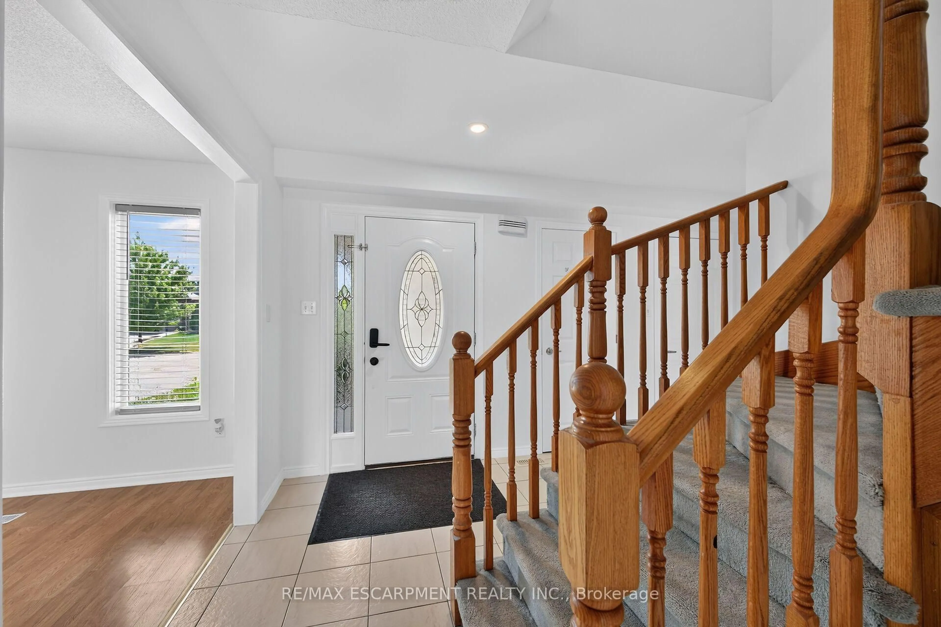 Indoor foyer for 21 Springgarden Cres, Hamilton Ontario L8J 2S5