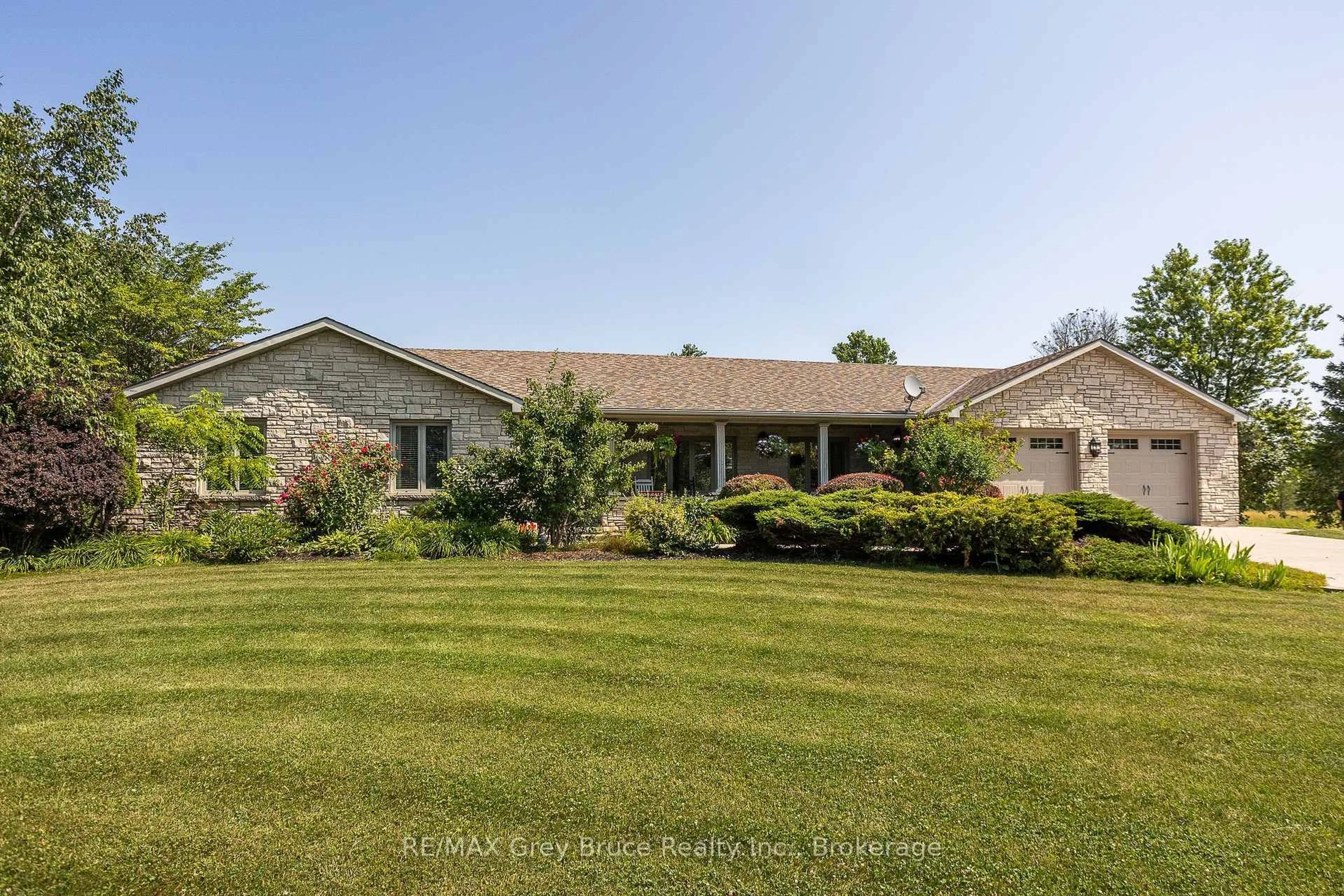 A pic from outside/outdoor area/front of a property/back of a property/a pic from drone, water/lake/river/ocean view for 913 27th St, Georgian Bluffs Ontario N4K 5N4
