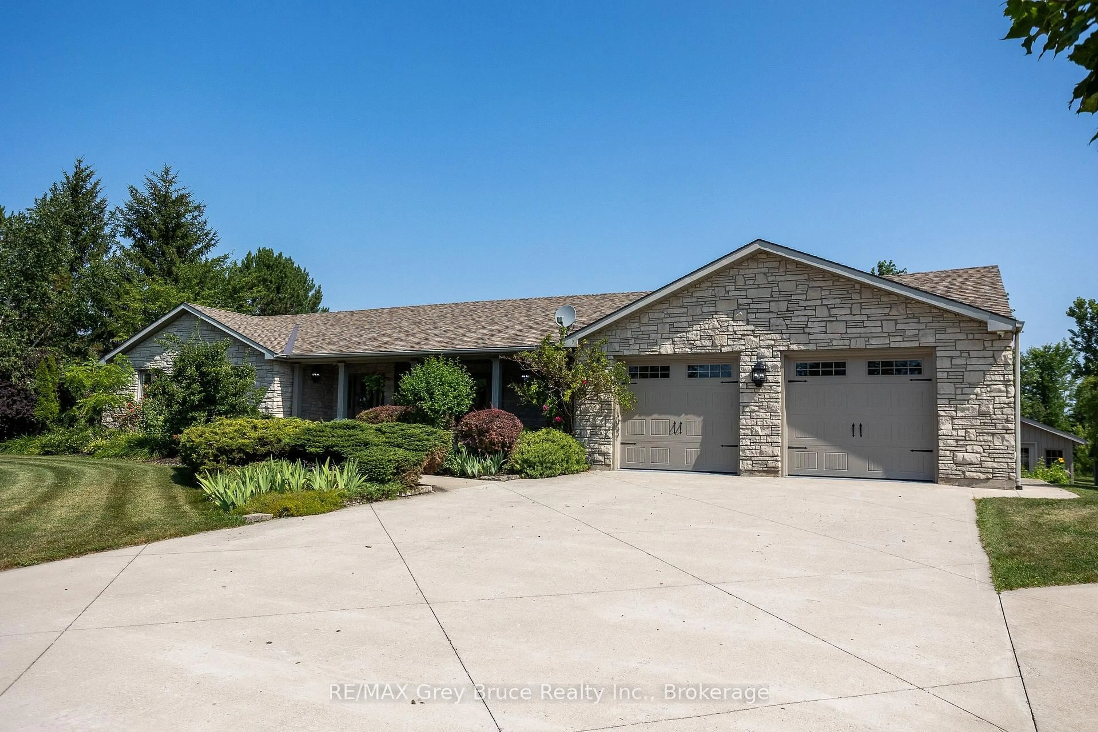 Unknown for 913 27th St, Georgian Bluffs Ontario N4K 5N4