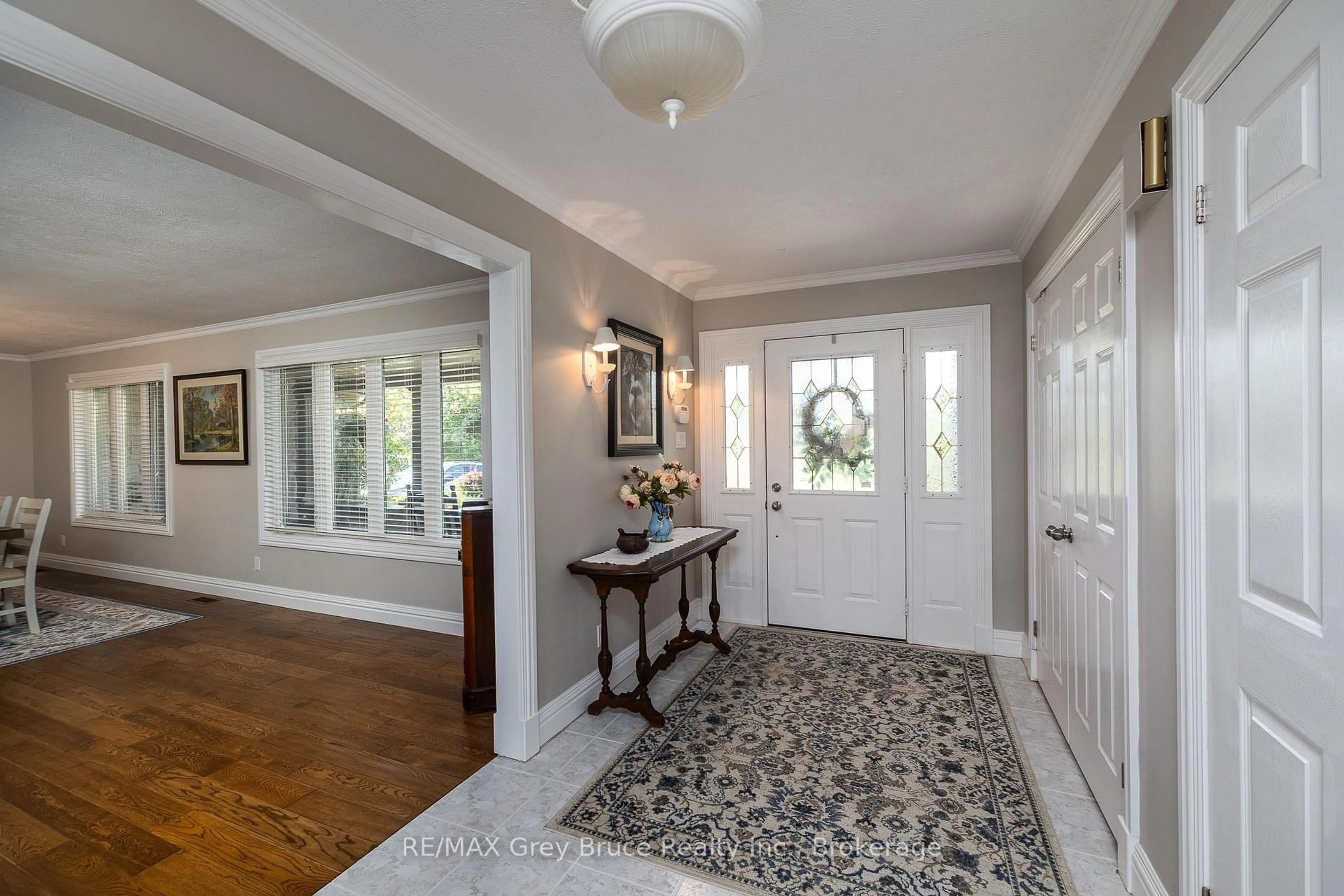 Indoor entryway for 913 27th St, Georgian Bluffs Ontario N4K 5N4