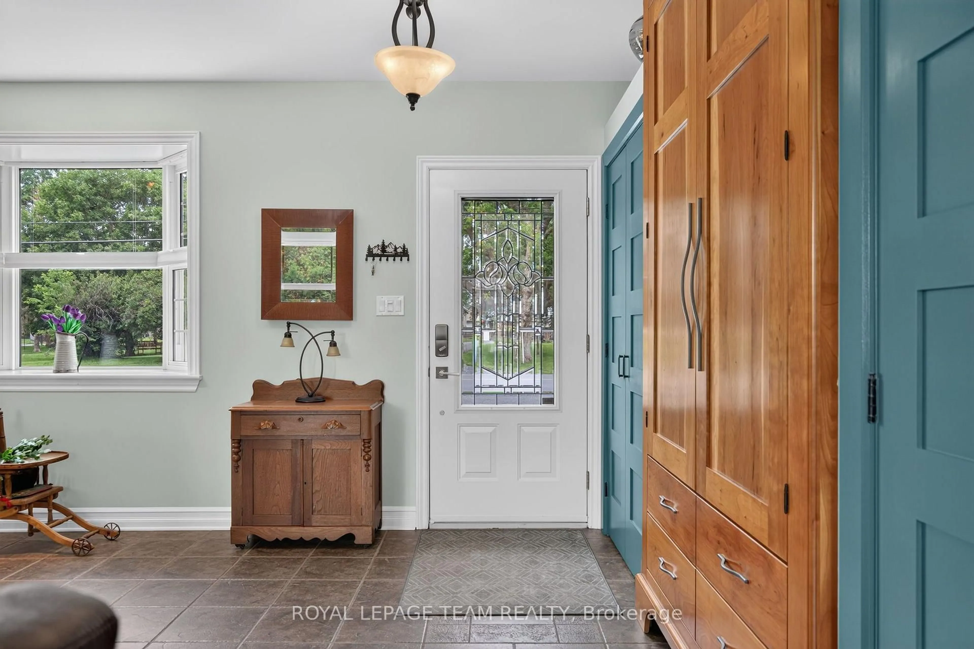 Indoor entryway for 7780 Bleeks Rd, Munster Ontario K0A 3P0