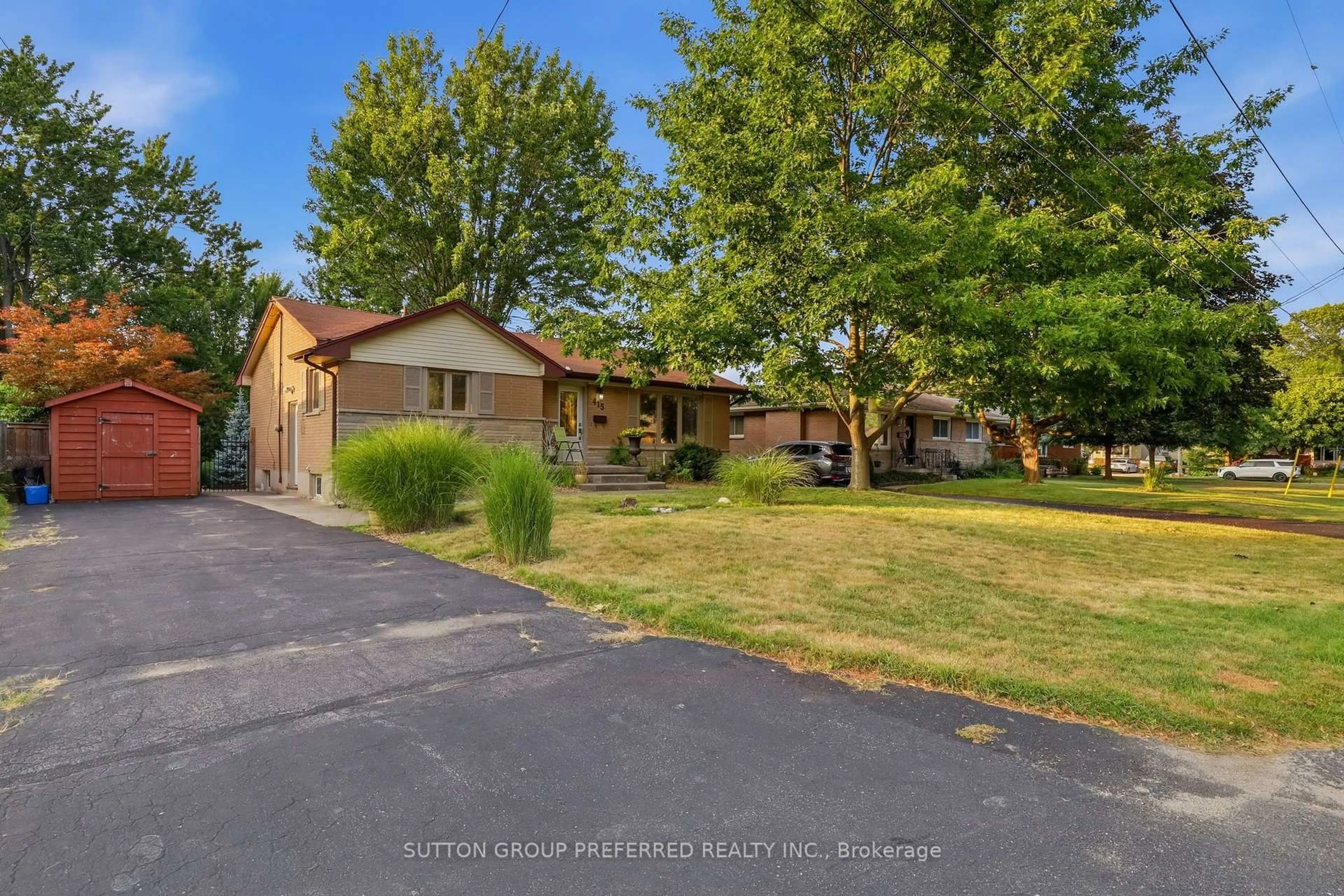 A pic from outside/outdoor area/front of a property/back of a property/a pic from drone, street for 415 Randol Dr, London South Ontario N6J 1C5