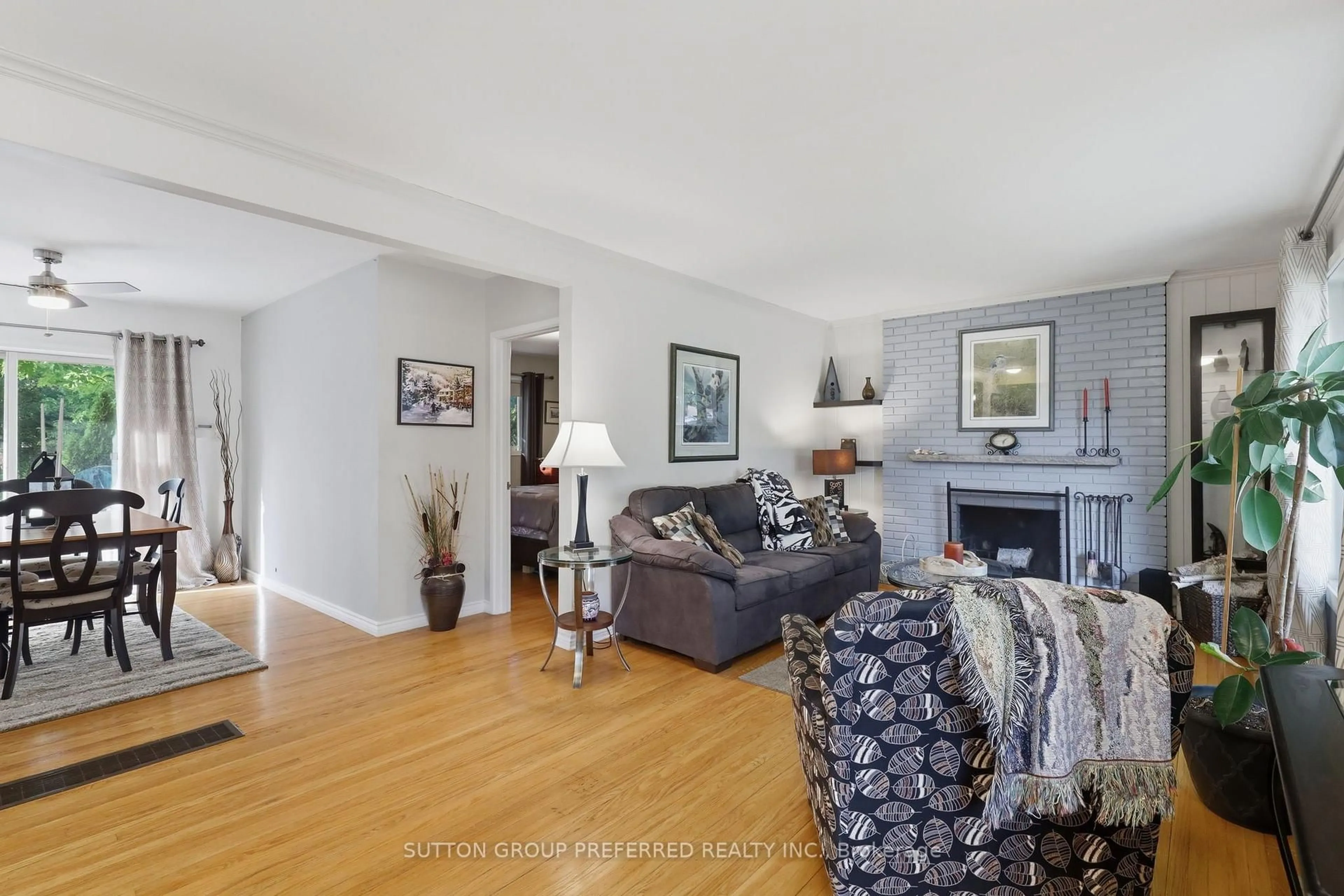 Living room with furniture, unknown for 415 Randol Dr, London South Ontario N6J 1C5