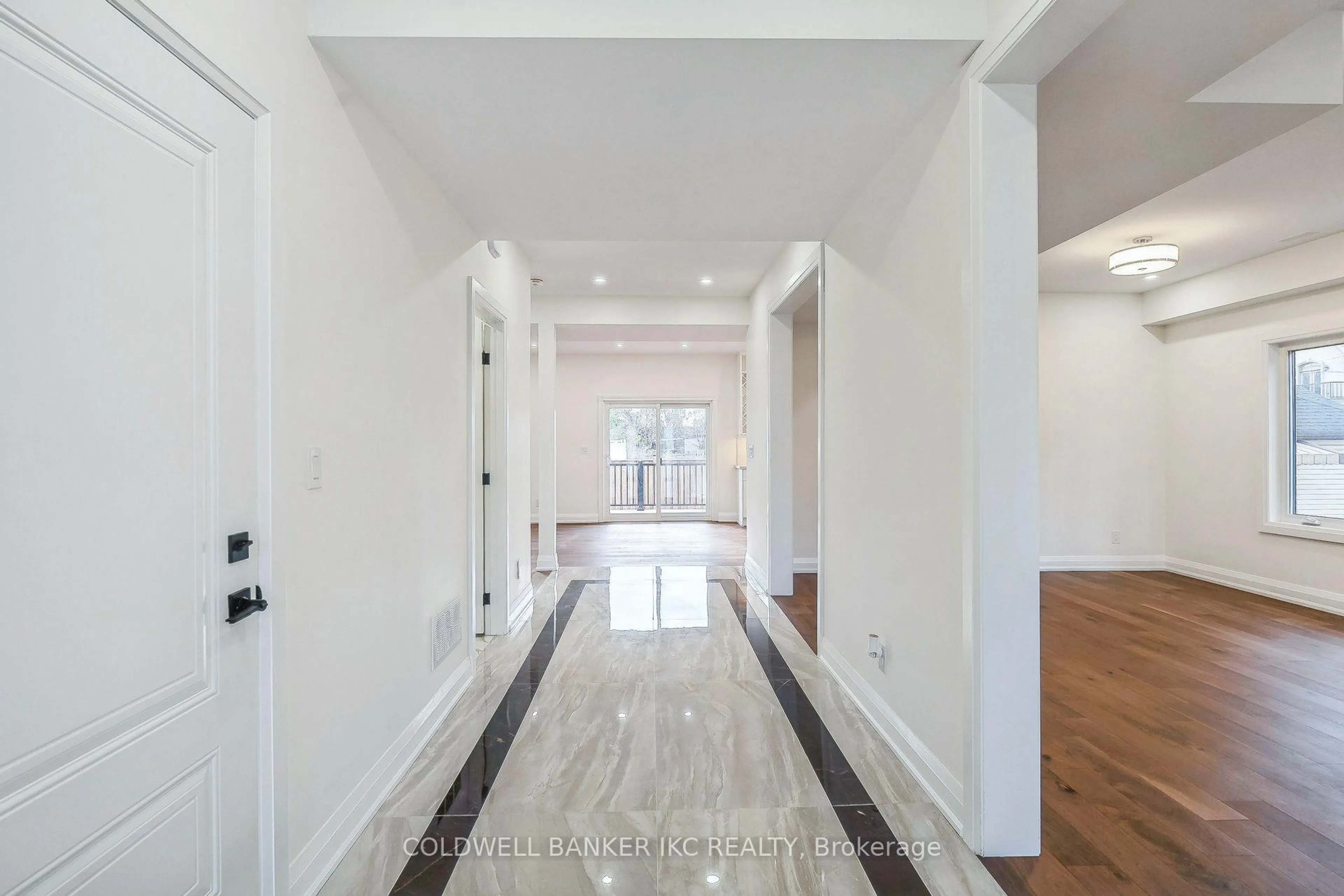 Indoor entryway for 722 Beach Blvd, Hamilton Ontario L8H 6Y7