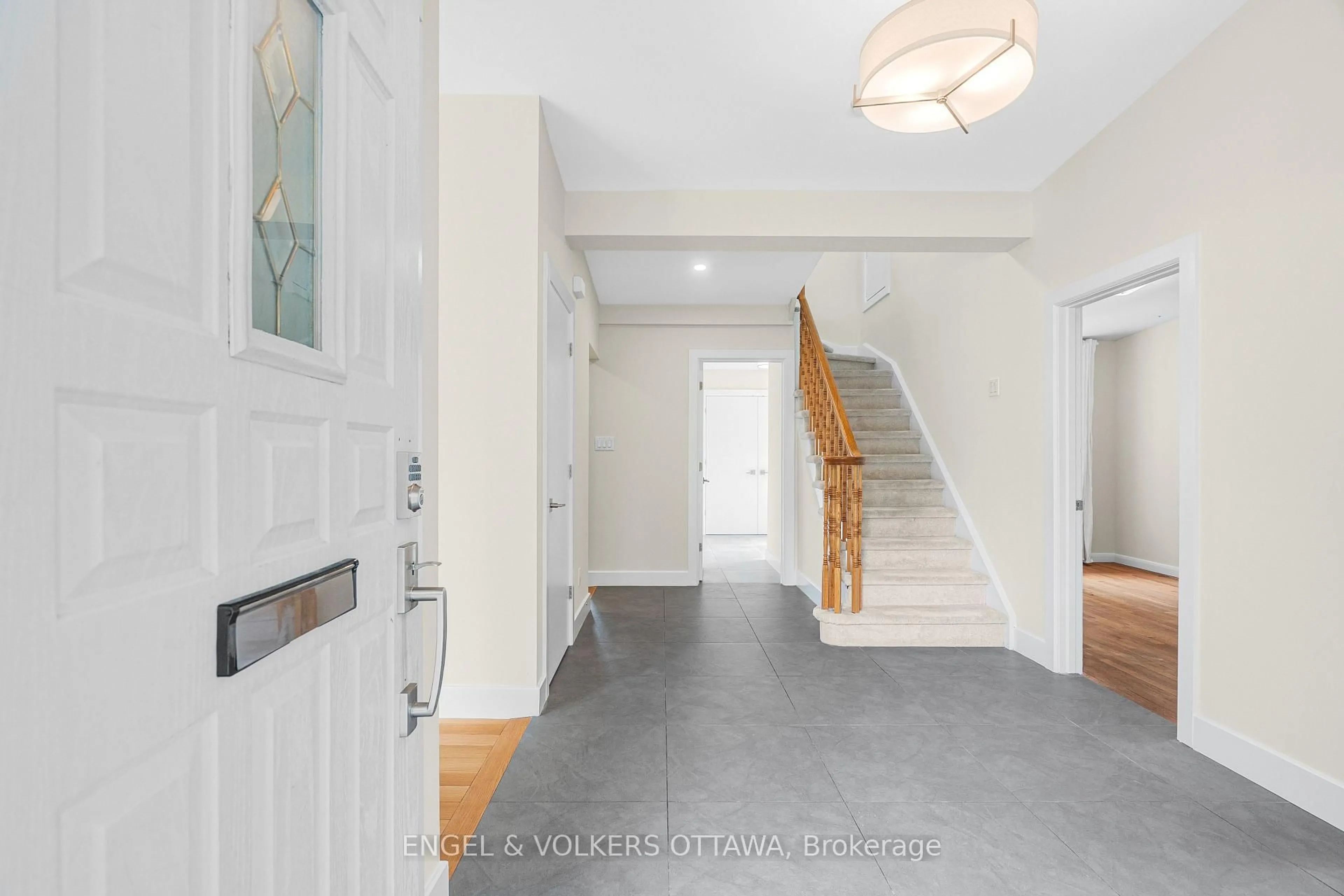 Indoor entryway for 977 Blythdale Rd, Ottawa Ontario K2A 3N9