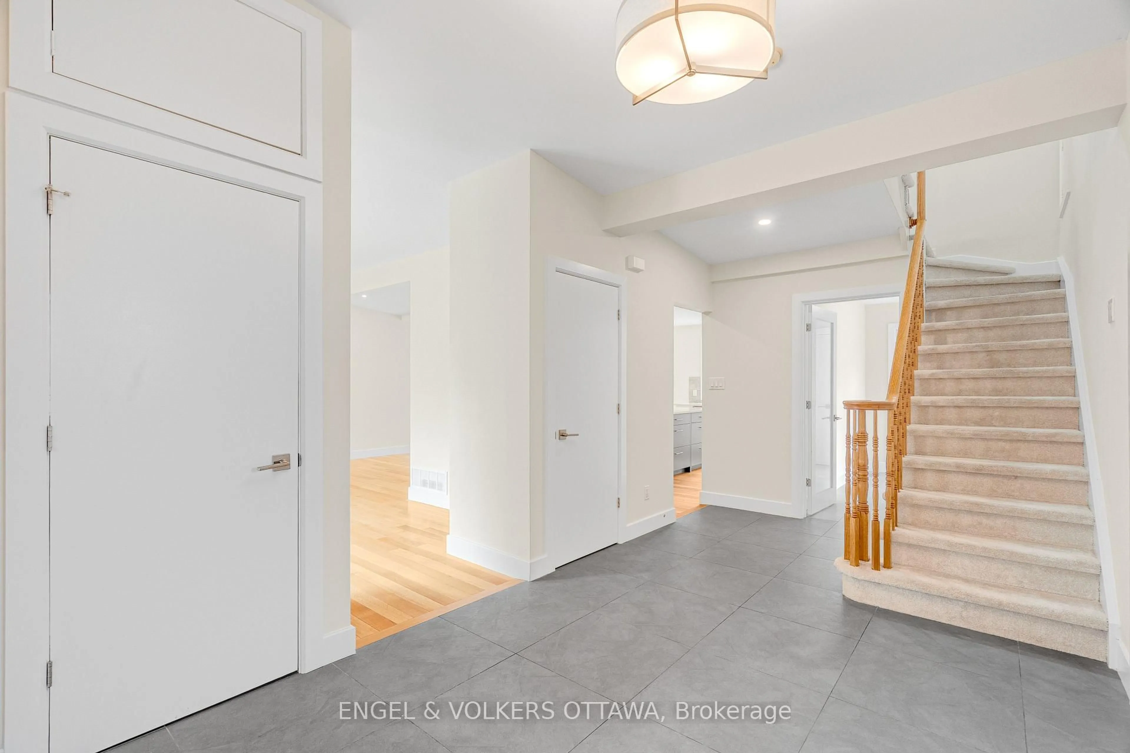 Indoor entryway for 977 Blythdale Rd, Ottawa Ontario K2A 3N9