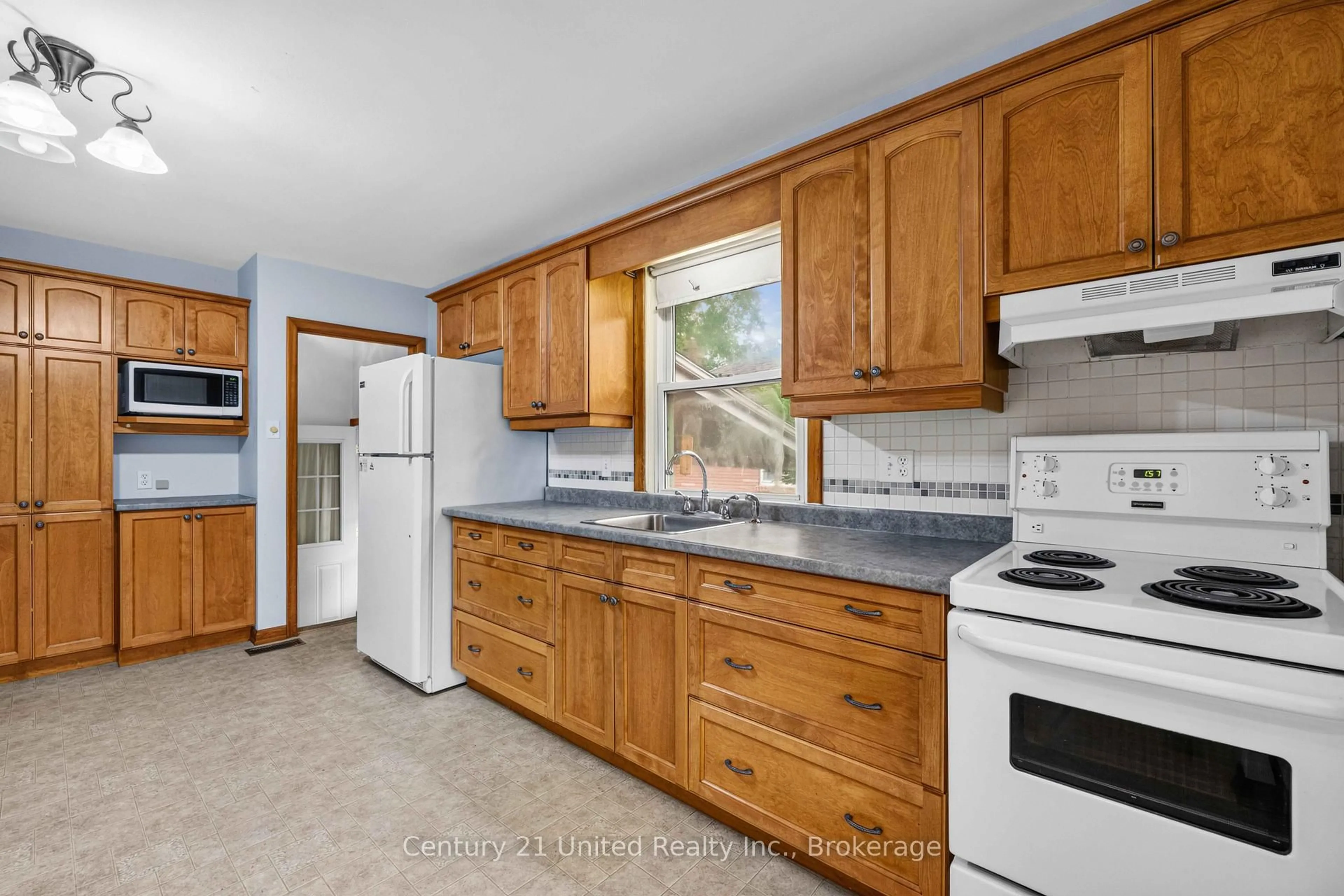 Standard kitchen, unknown for 377 Chesterfield Ave, Peterborough Ontario K9H 4X8