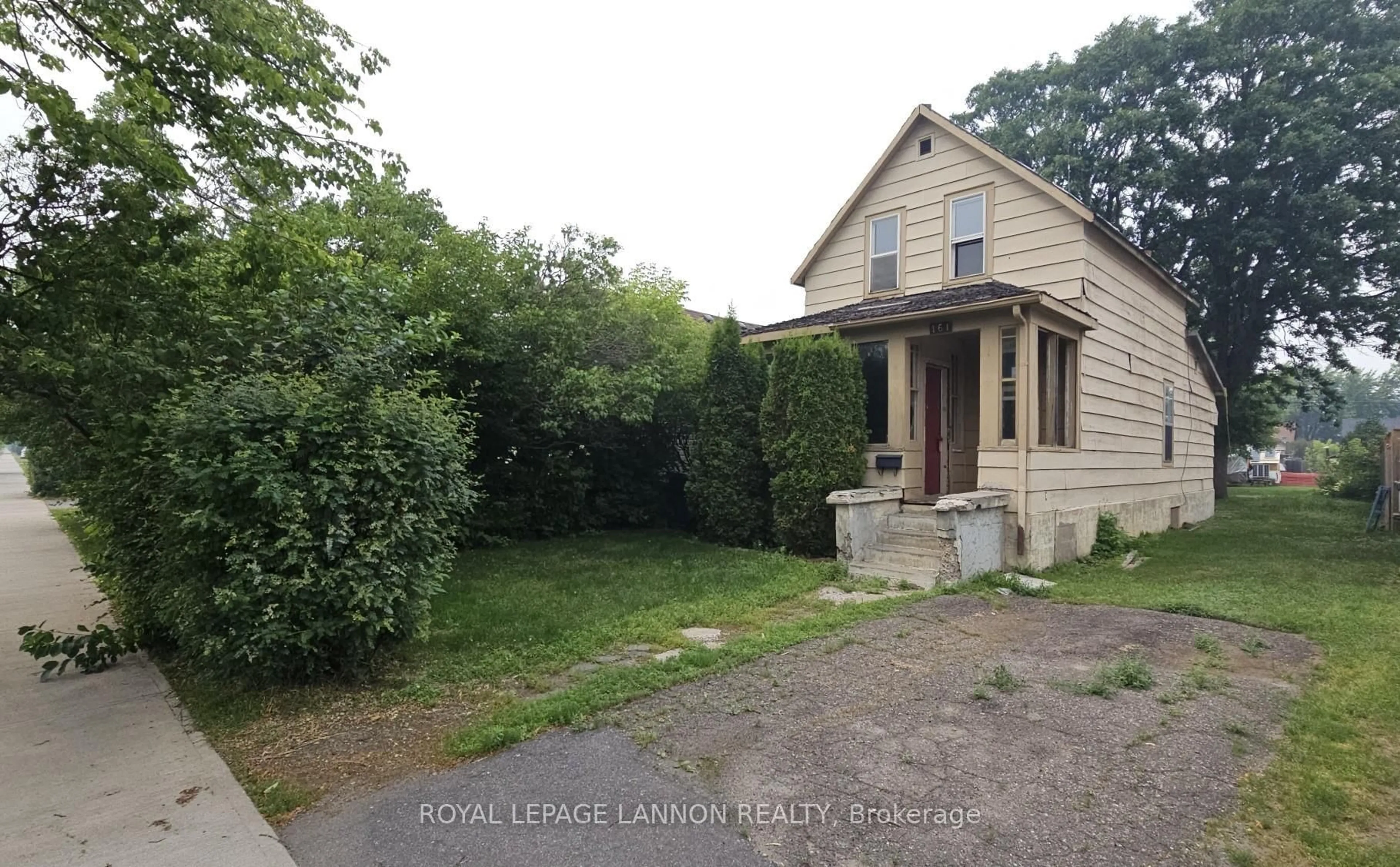 A pic from outside/outdoor area/front of a property/back of a property/a pic from drone, street for 161 Amelia St, Thunder Bay Ontario P7E 3Z5