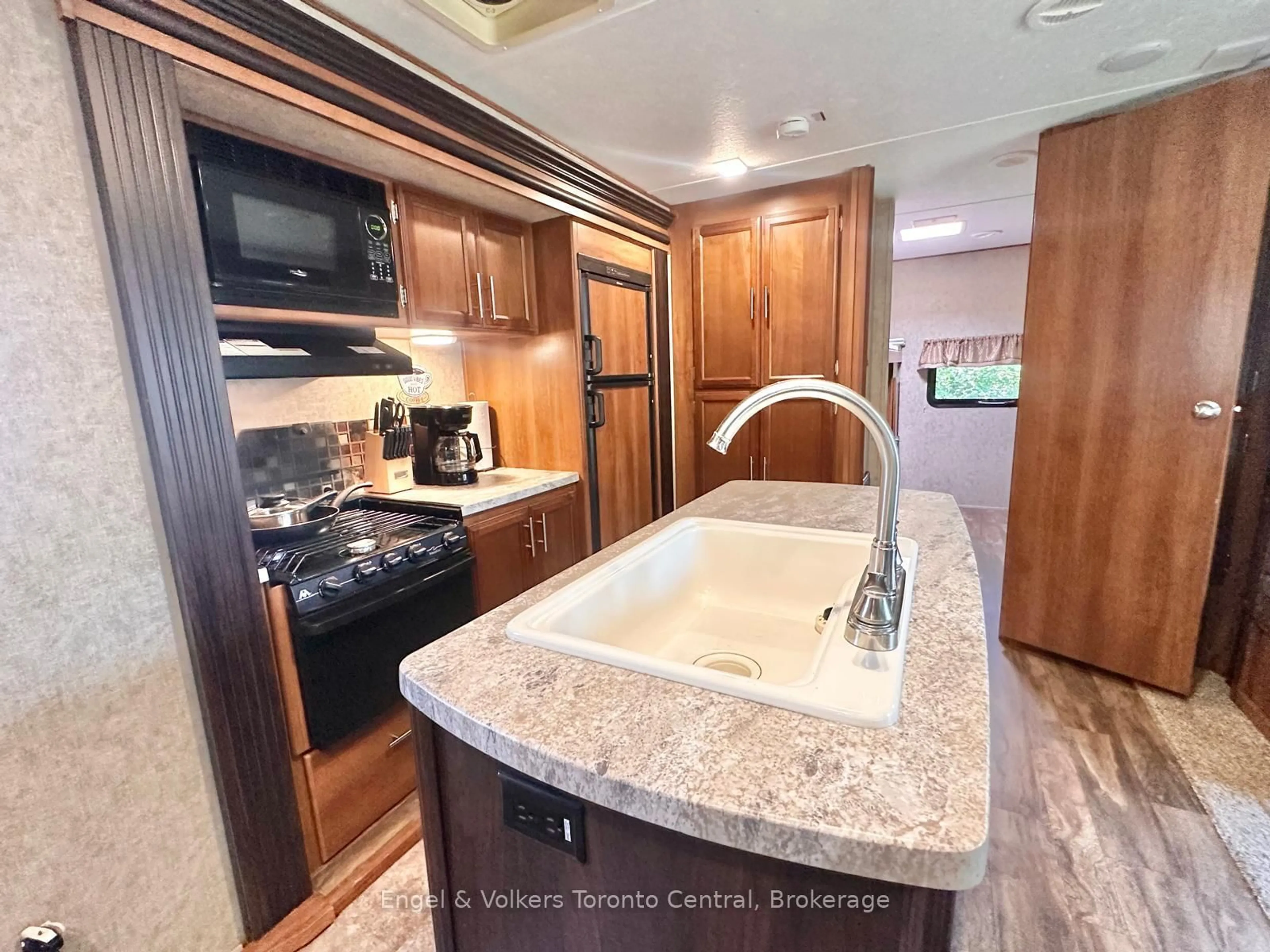 Standard kitchen, unknown for 7489 SIDERAOD 5 E #H 15, Wellington North Ontario N0G 2L0