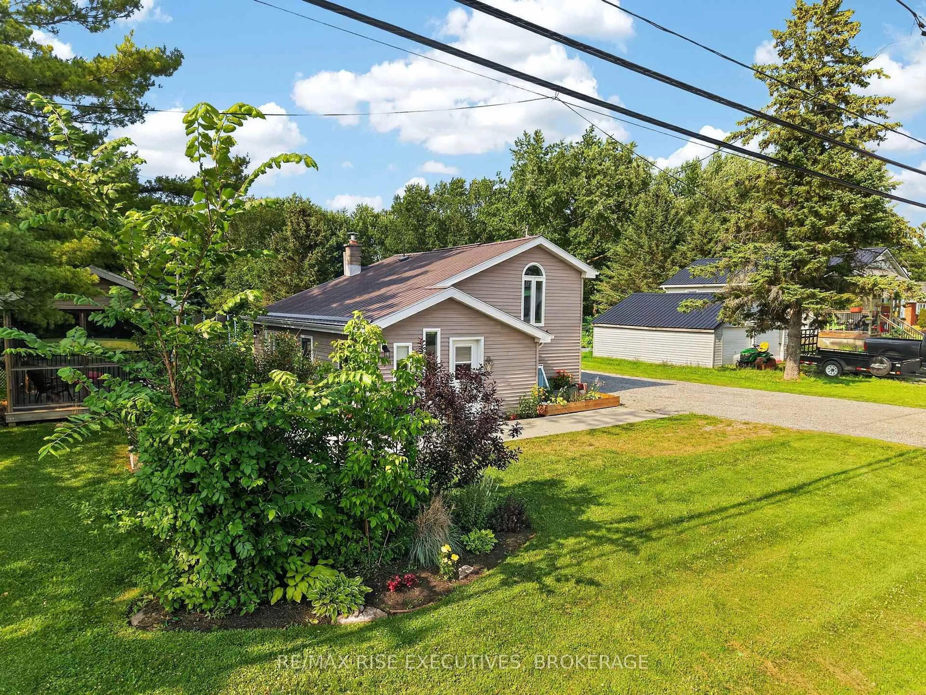 A pic from outside/outdoor area/front of a property/back of a property/a pic from drone, unknown for 2990 Rutledge Rd, Sydenham Ontario K0H 2T0