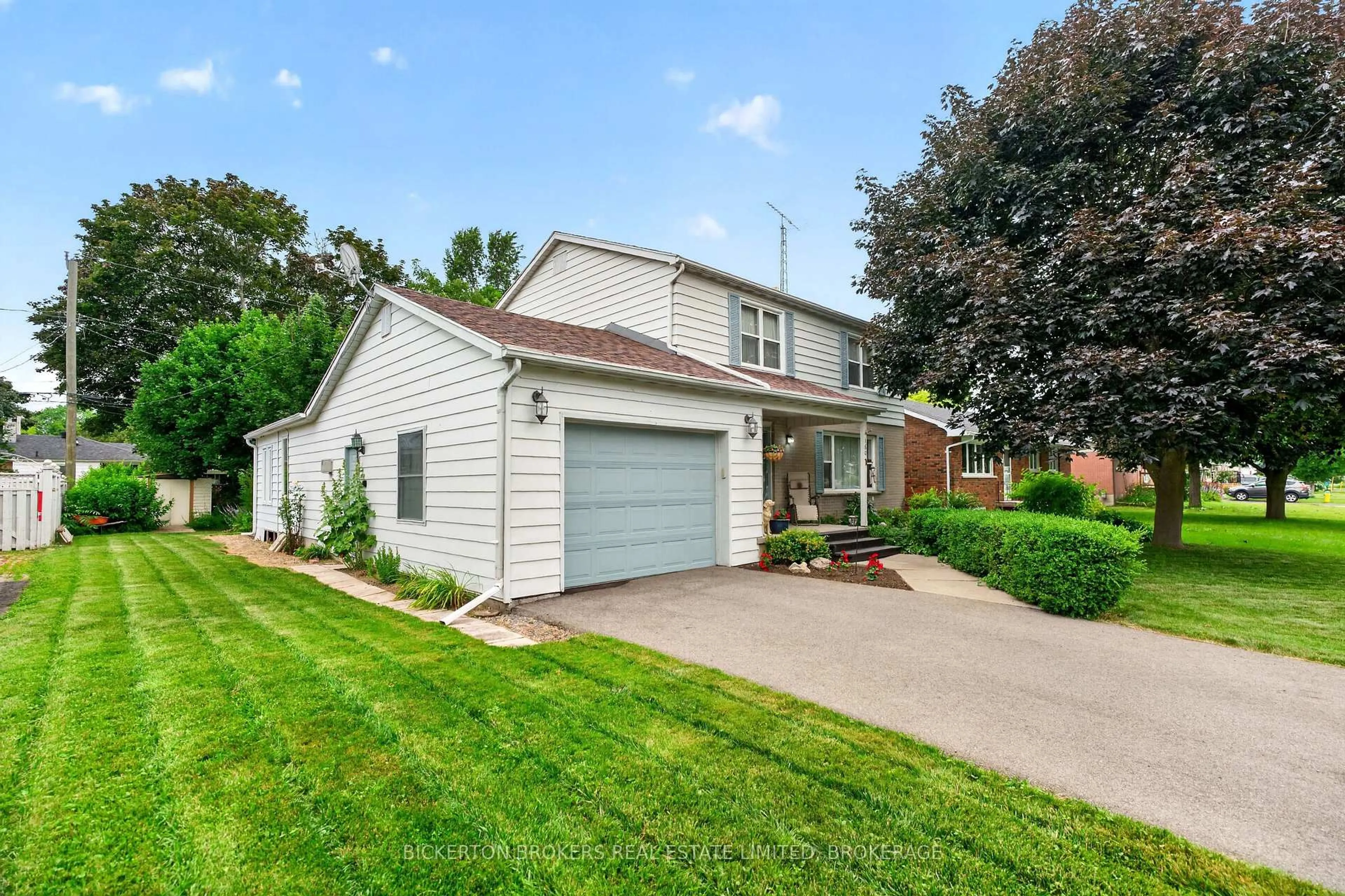 Home with vinyl exterior material, street for 160 Elmwood Dr, Gananoque Ontario K7G 1N9